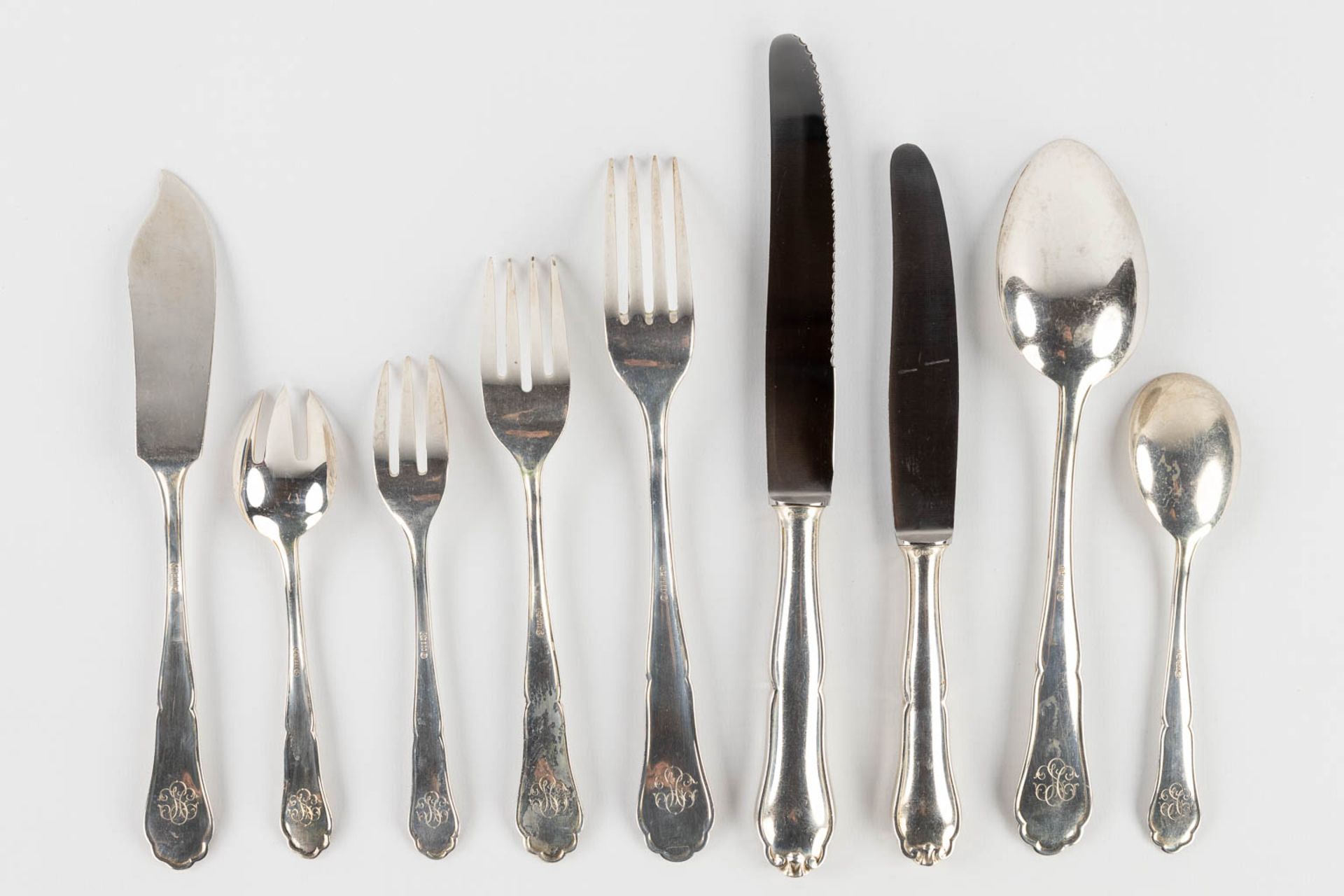 A 98-piece silver cutlery, made in Germany and marked 800. Added 3 sugar casters marked Delheid. 383 - Bild 5 aus 19