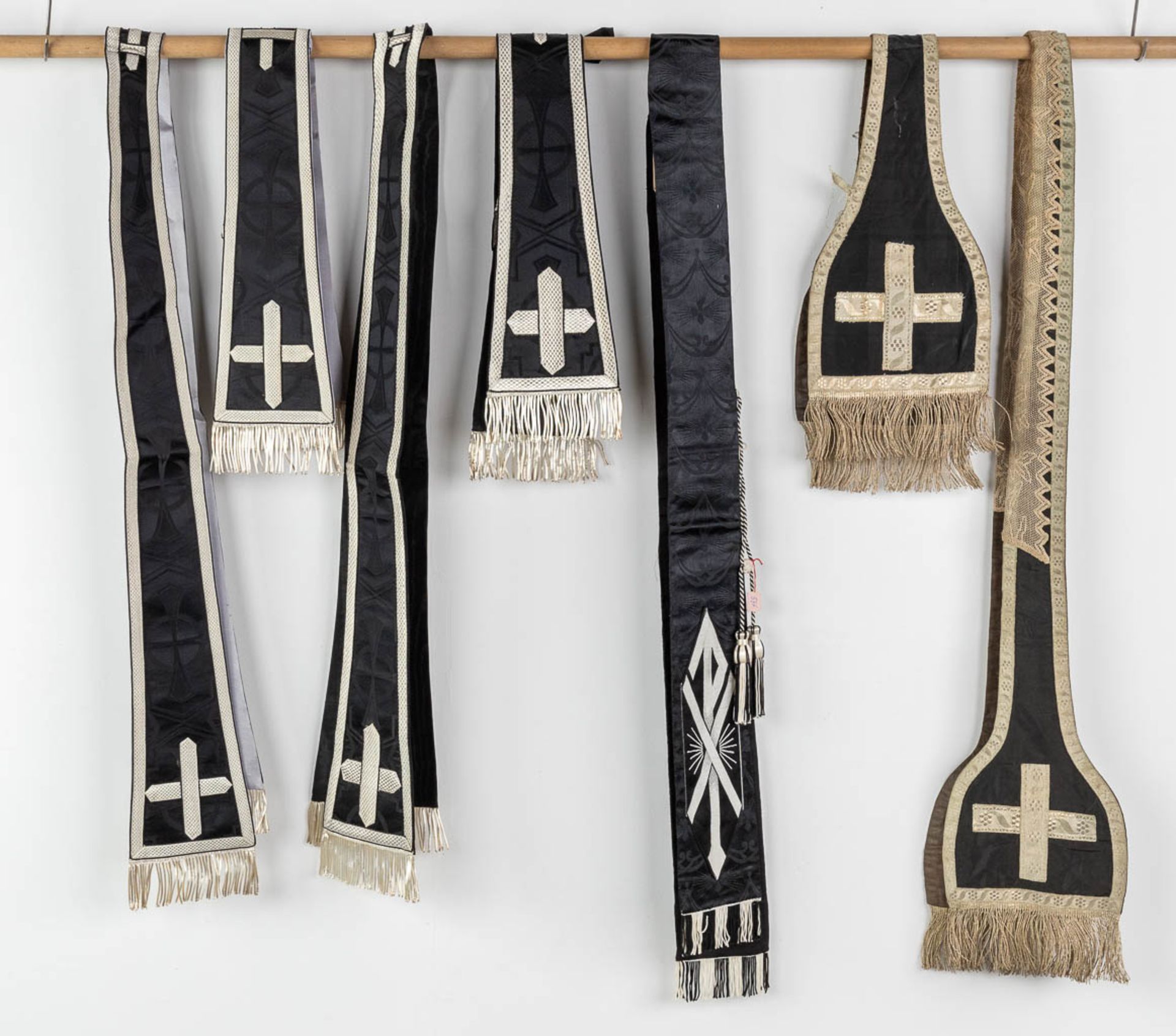 A set of Black Lithurgical Robes, Roman Chasubles, Stola, Manisple and Chalice Veils. - Bild 17 aus 22