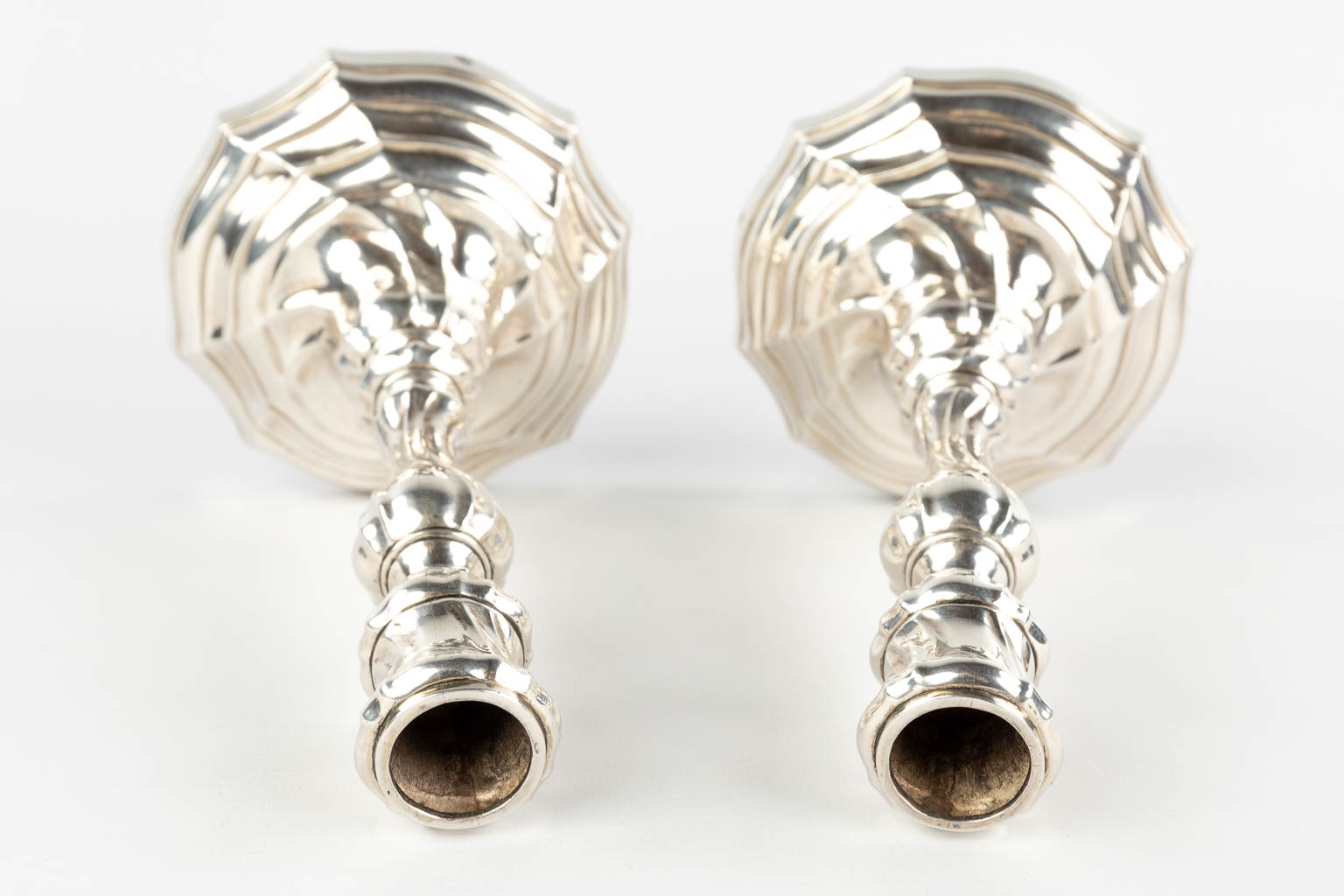 A pair of silver candlesticks / Candle holders, Carolus Benninck, Bruges, 18th C. 582g. (H:23 x D:13 - Image 7 of 11