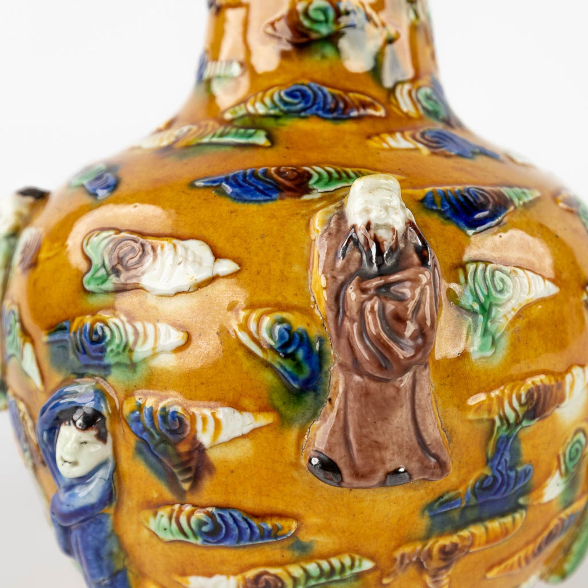 A Chinese vase decorated with the 8 immortals, Famille Verte, Qing Dynasty. 18th/19th C. (H:26 x D:1 - Image 11 of 15