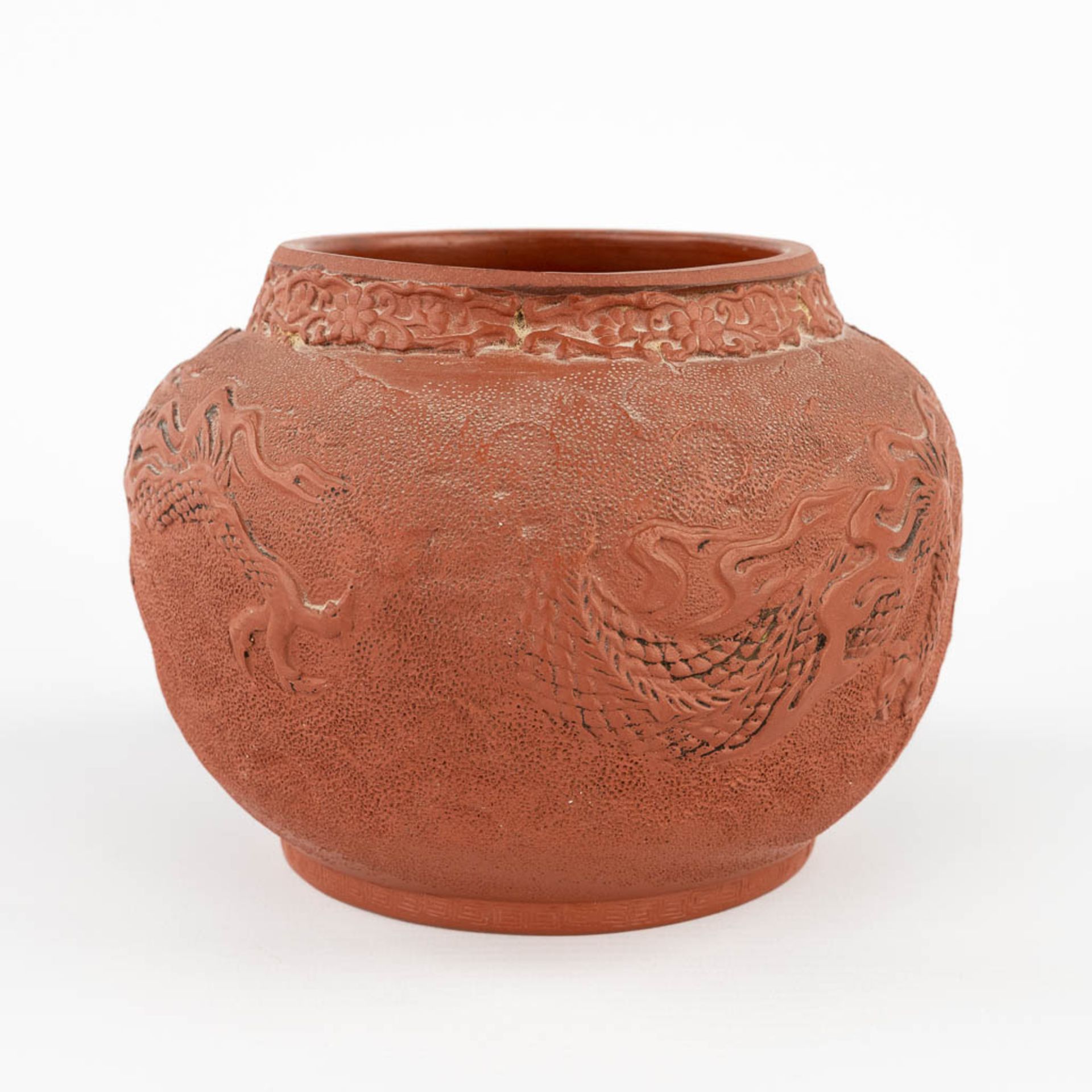 A Chinese stoneware vase, with a relief dragon. 19th/20th C. (H:13 x D:17 cm) - Image 6 of 13