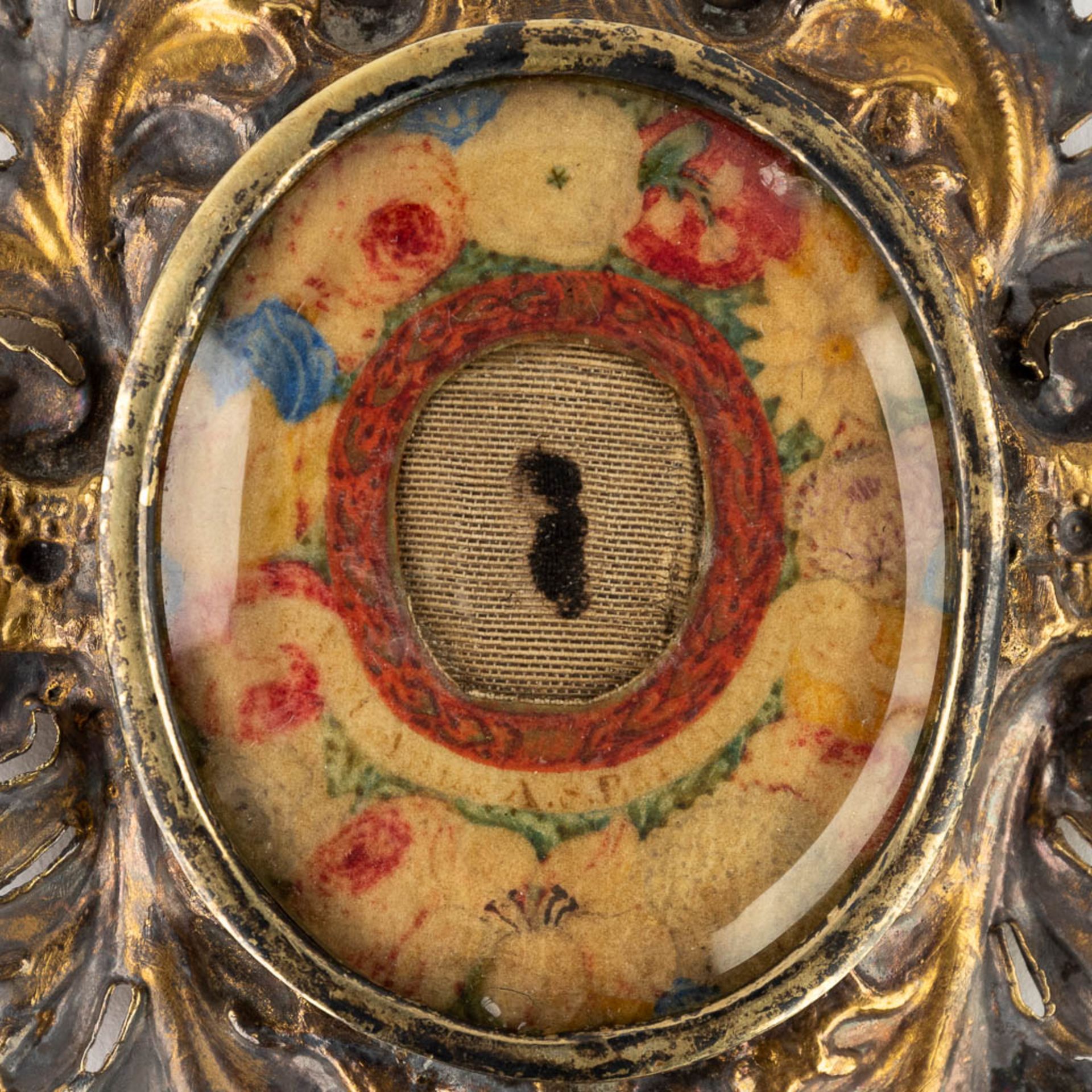 A Theca with a relic, with a miniature painting of Mother Mary on parchment and mounted in a silver - Image 5 of 5