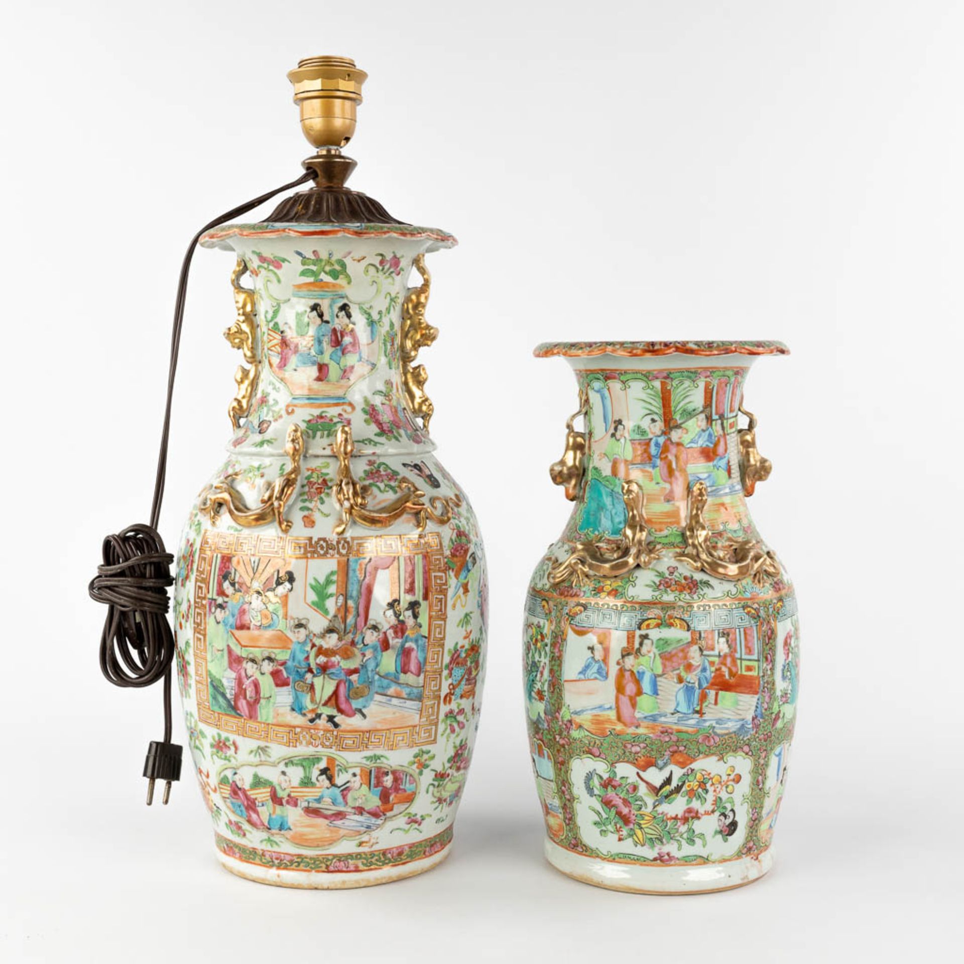 Two Chinese Canton vases. 19th/20th C. (H:44 cm) - Image 4 of 19