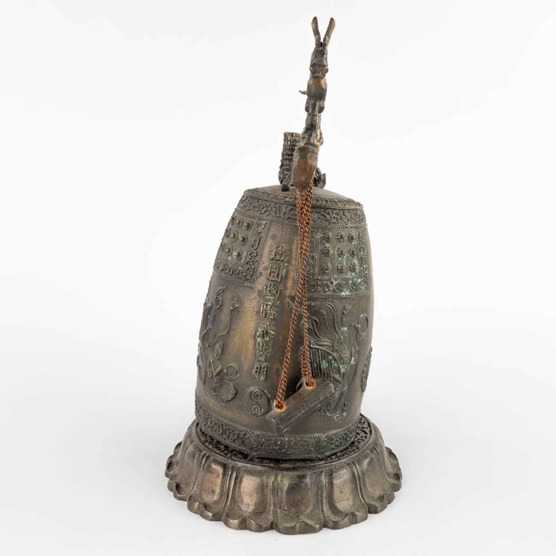 3 bells and a gong, Oriental. 19th/20th C. (L:13 x W:47 x H:55 cm) - Image 15 of 28