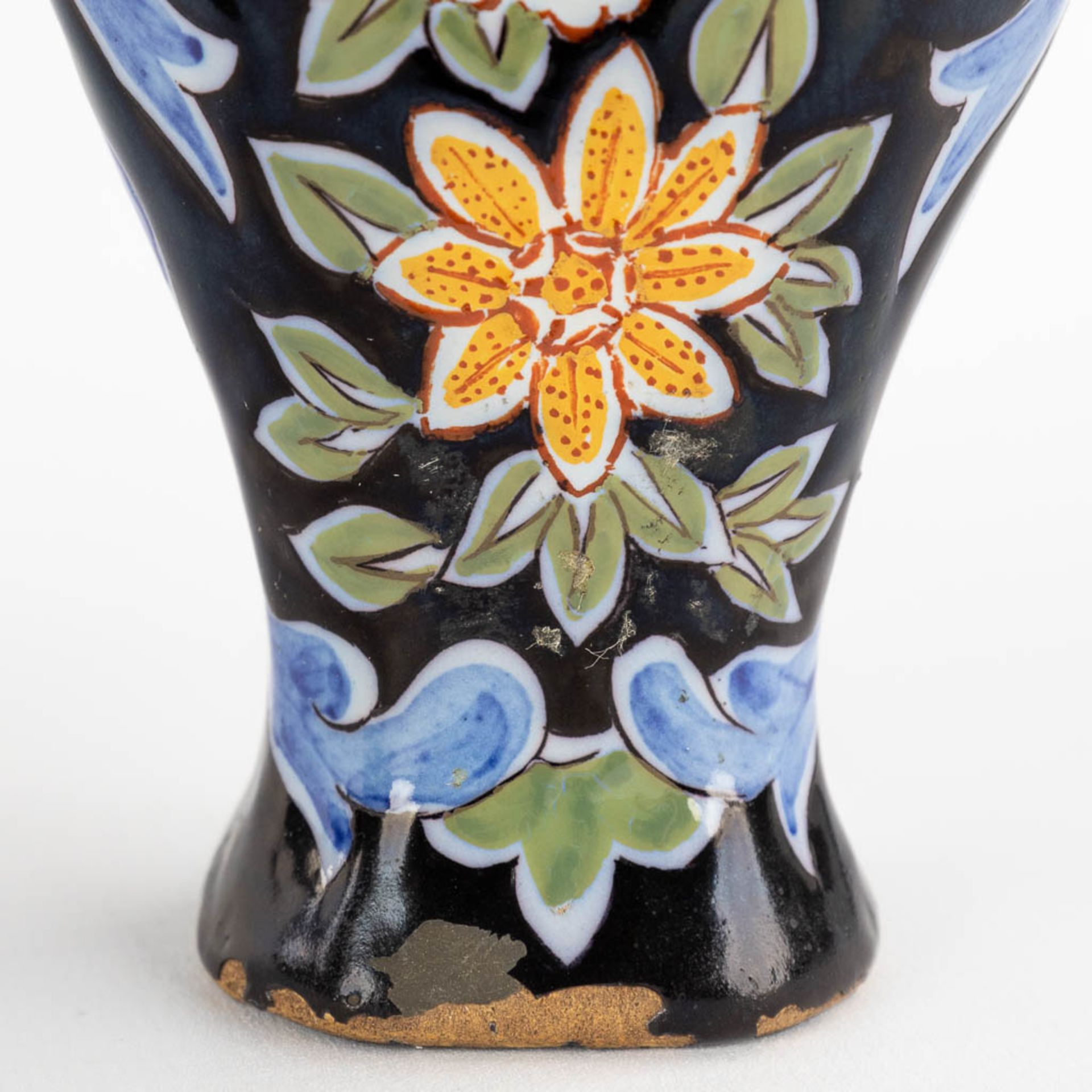 De Twee Scheepjes, Delft, a 'Kaststel', polychrome faience. 17th C. (L:6 x W:7 x H:16,5 cm) - Image 10 of 18