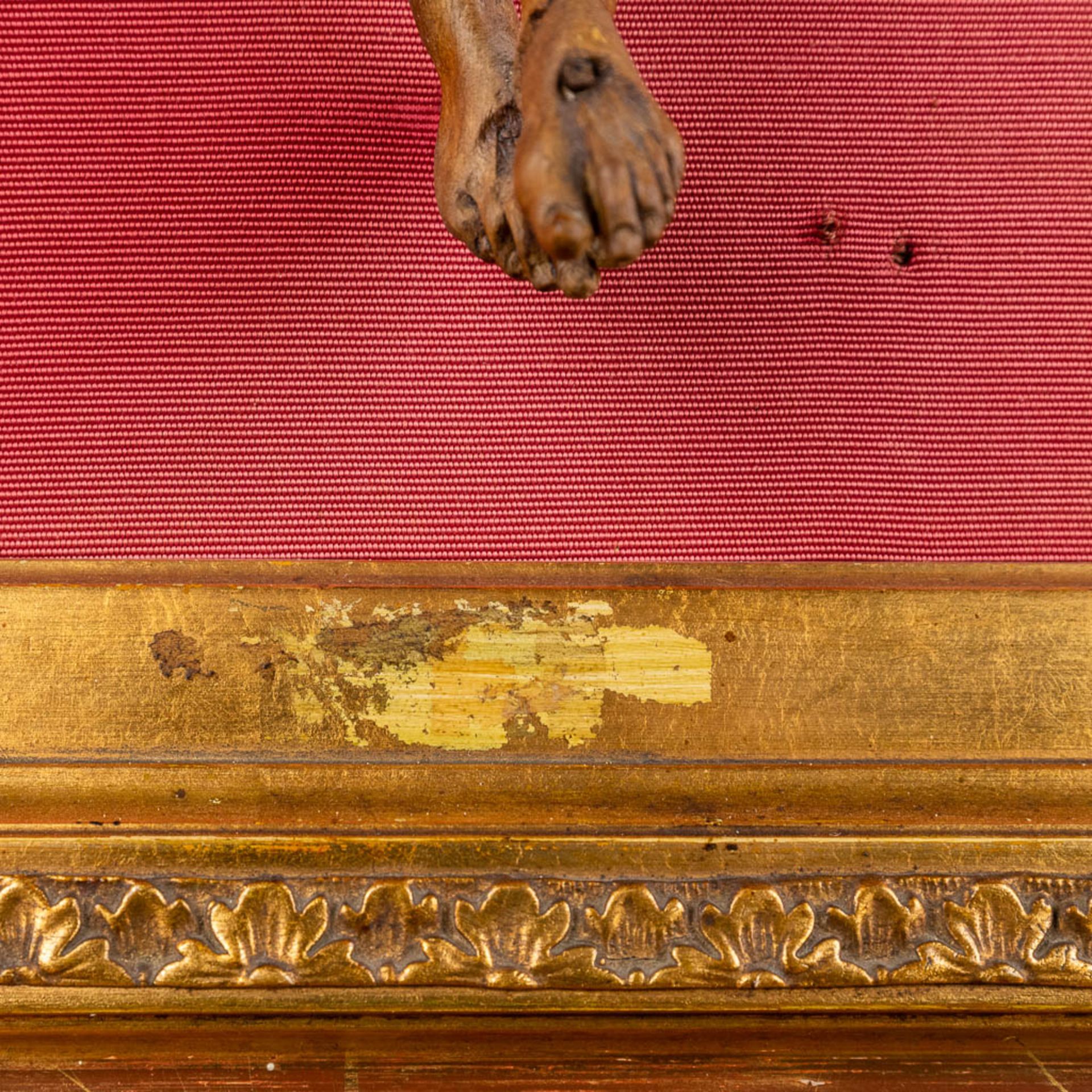 An antique wood-scultpured Corpus Christi, mounted in a gilt frame. (H:63 cm) - Image 11 of 12