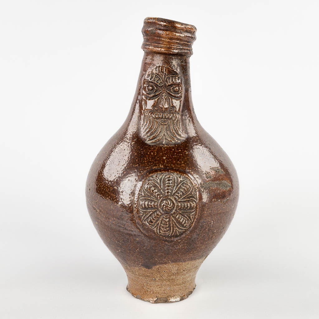 An antique Bartman jug with a single cartouche. 17th C. (H:22 x D:13,5 cm)