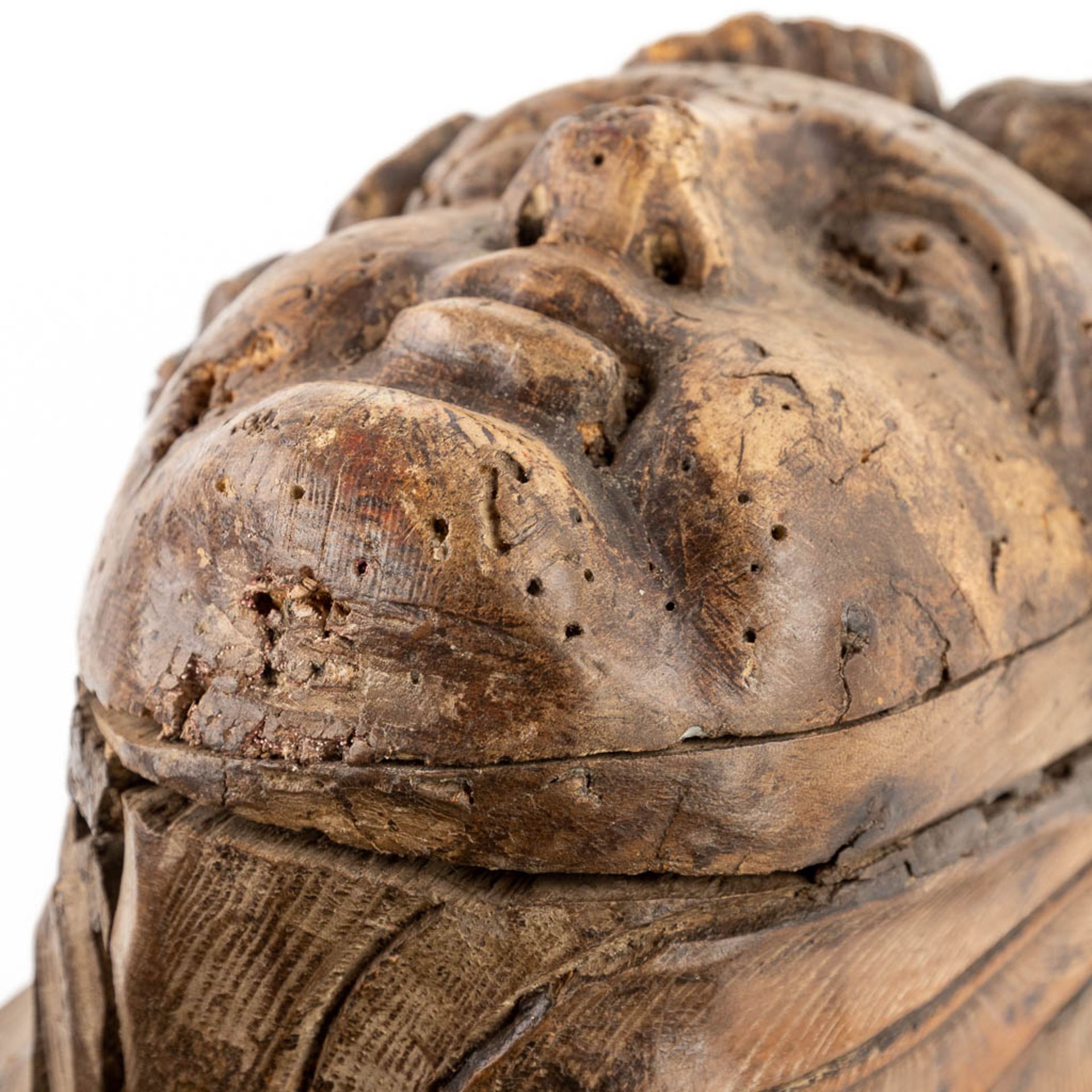 An antique, wood-sculptured corbel with an angel figurine. Oak, 17thC. (L:30 x W:28 x H:27 cm) - Image 11 of 11