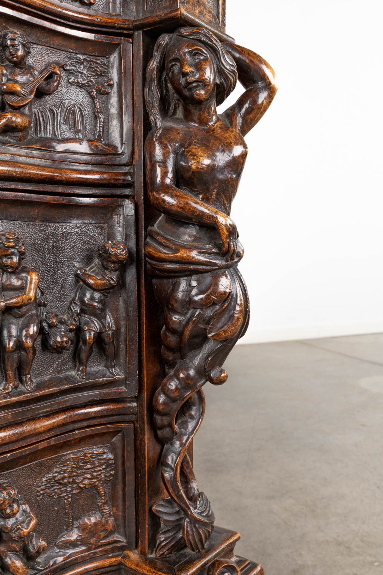 A Rococo-inspired commode, richly sculptured with mythological figurines, putti and ladies. Circa 19 - Bild 12 aus 20