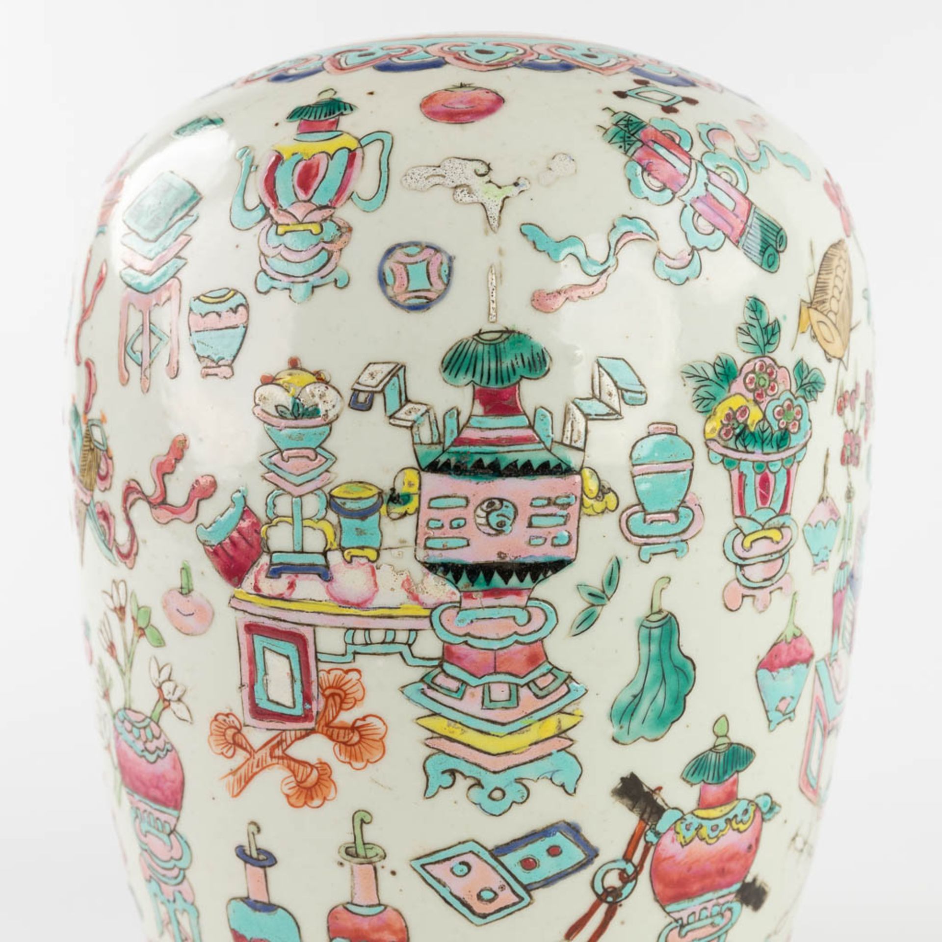 A Chinese Famille Rose ginger jar, decorated with 100 antiquities. 19th/20th C. (H:30 x D:21 cm) - Image 15 of 16