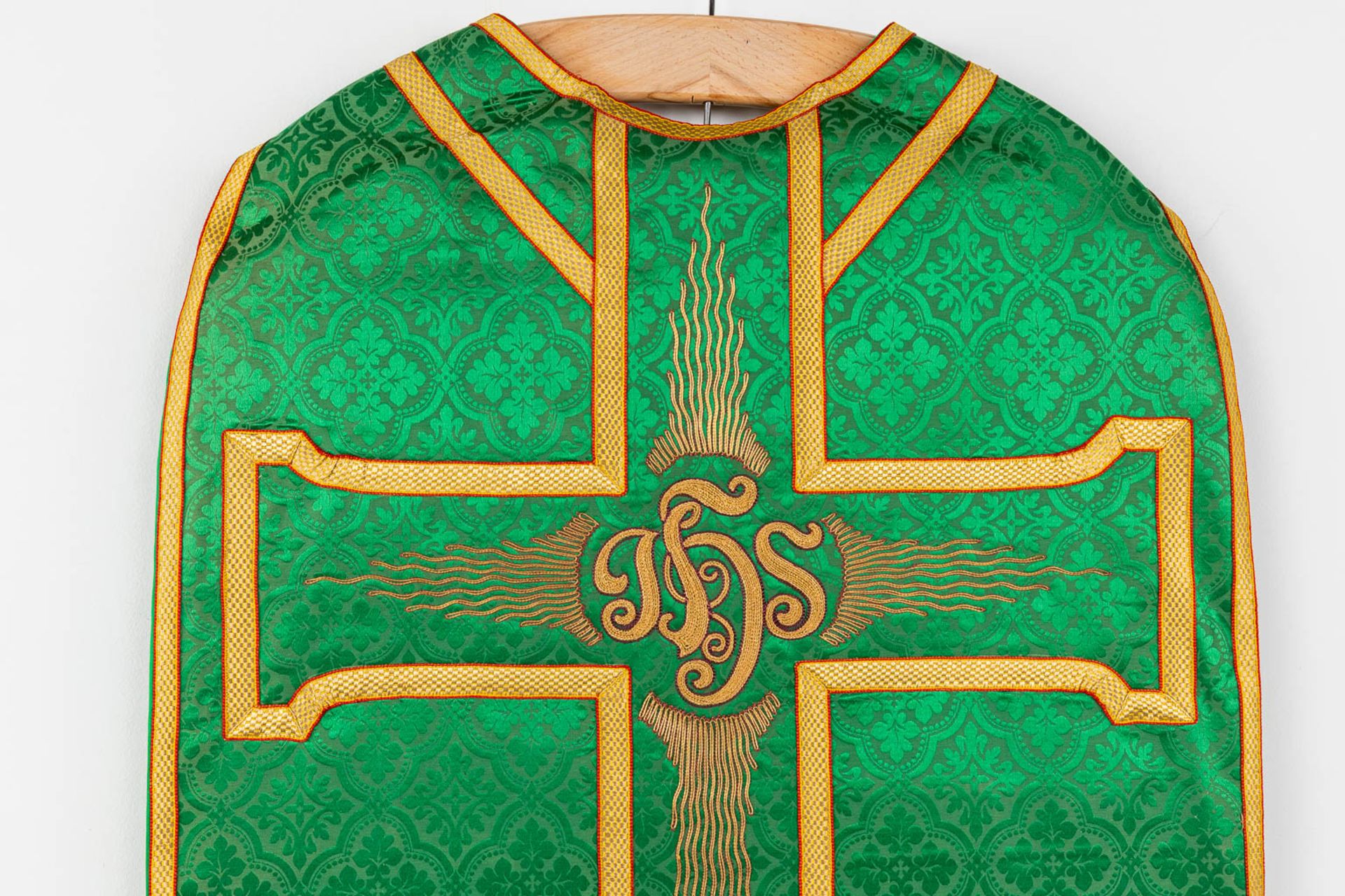 A set of 6 Roman Chasubles, maniple, Stola and Chalice veils - Image 25 of 37