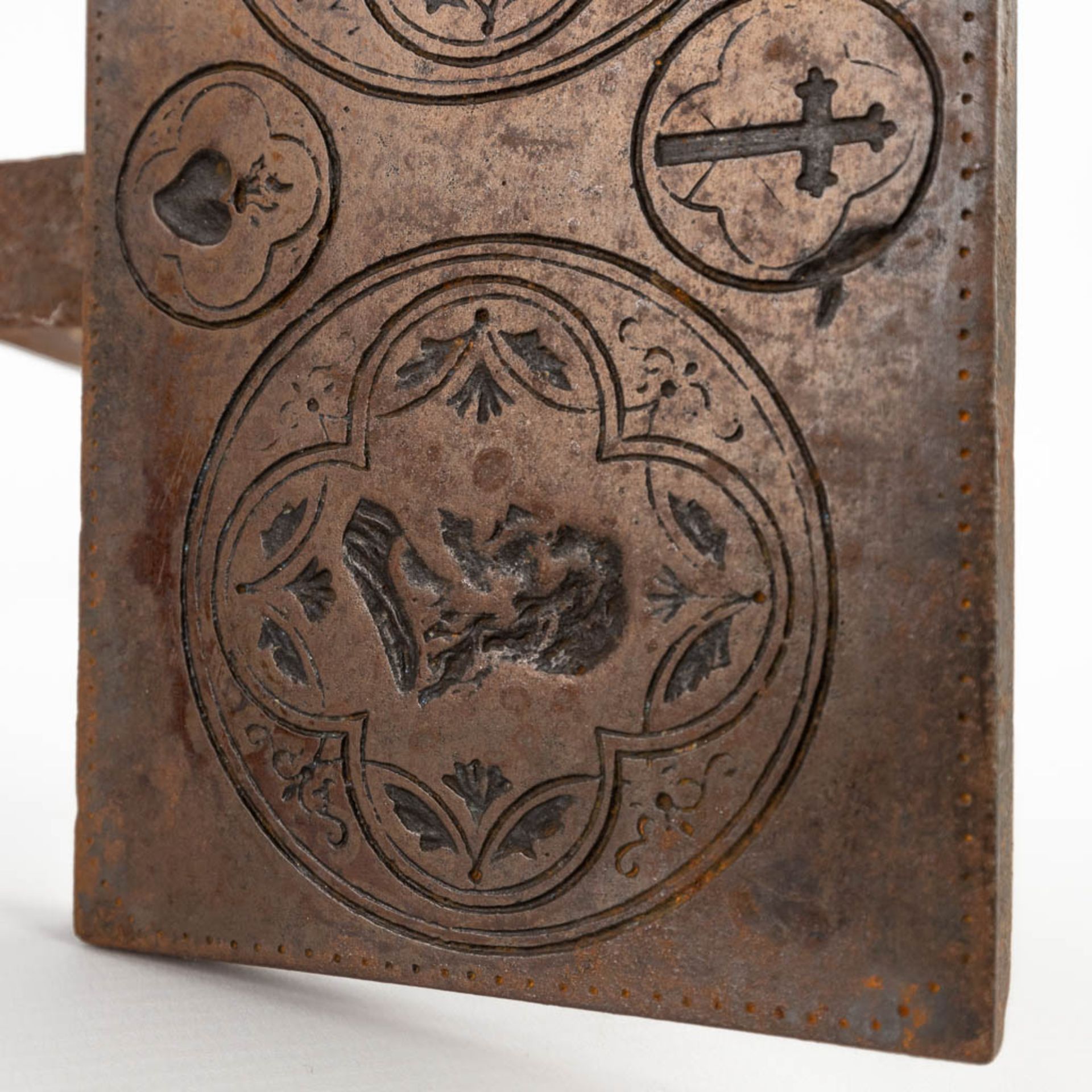 Two 'Sacred Bread' baking forms, bronze and metal, 19th C. (H:81 cm) - Image 14 of 14