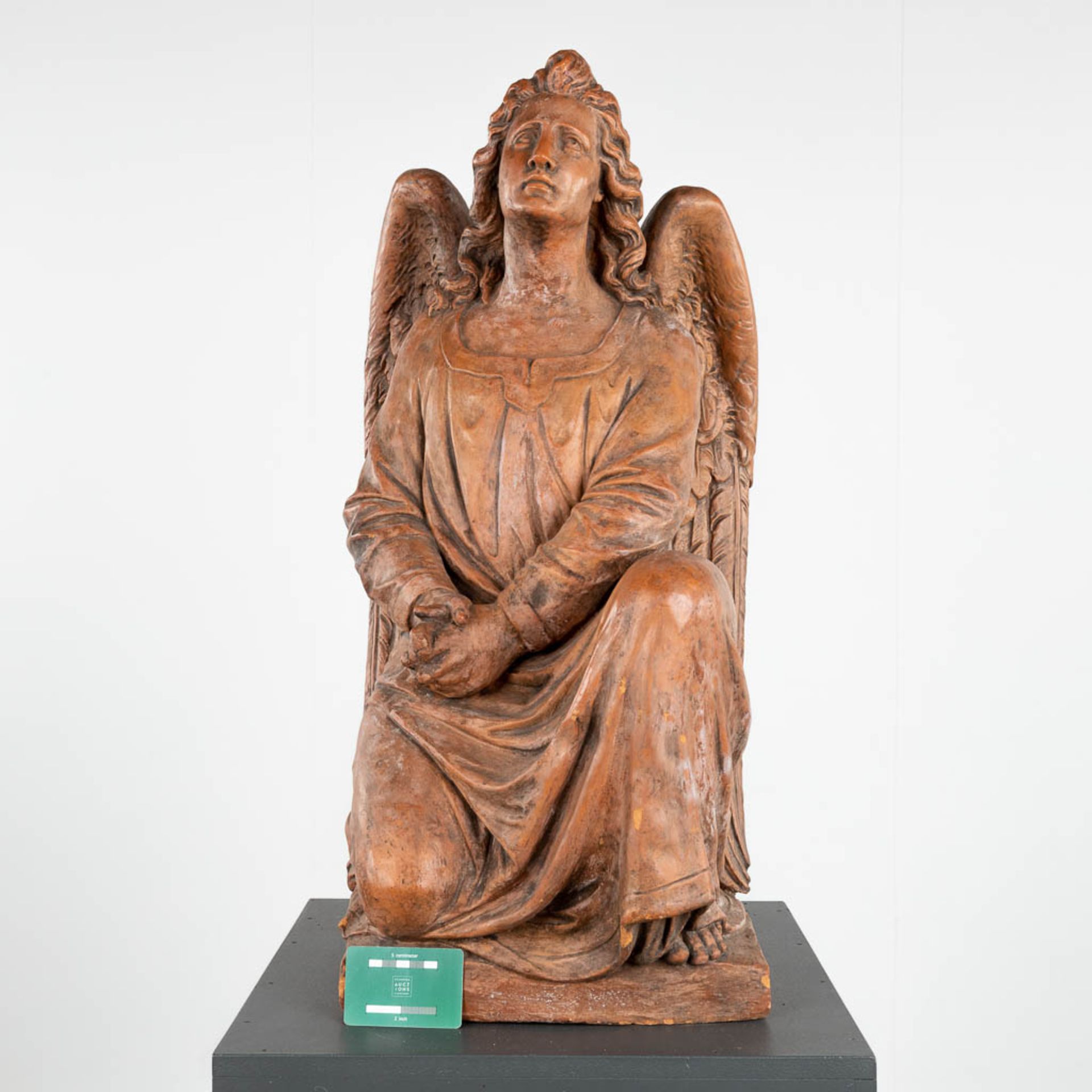 A large figurine of an angel, terracotta. 19th C. (L:45 x W:38 x H:75 cm) - Image 2 of 10