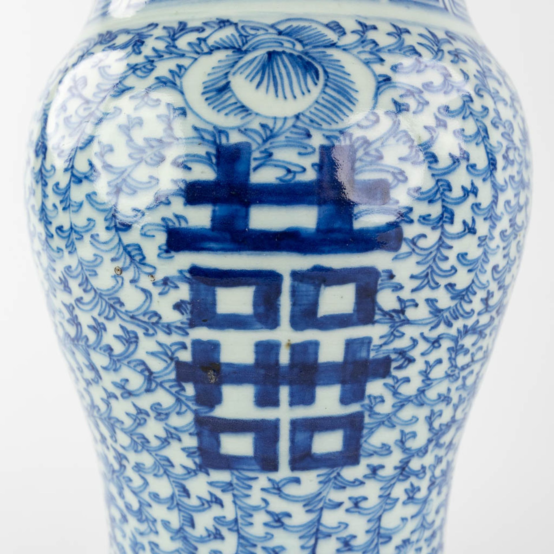 A pair of Chinese blue-white vases, Chenghua mark. 19th C. (H:41 x D:21,5 cm) - Image 12 of 14