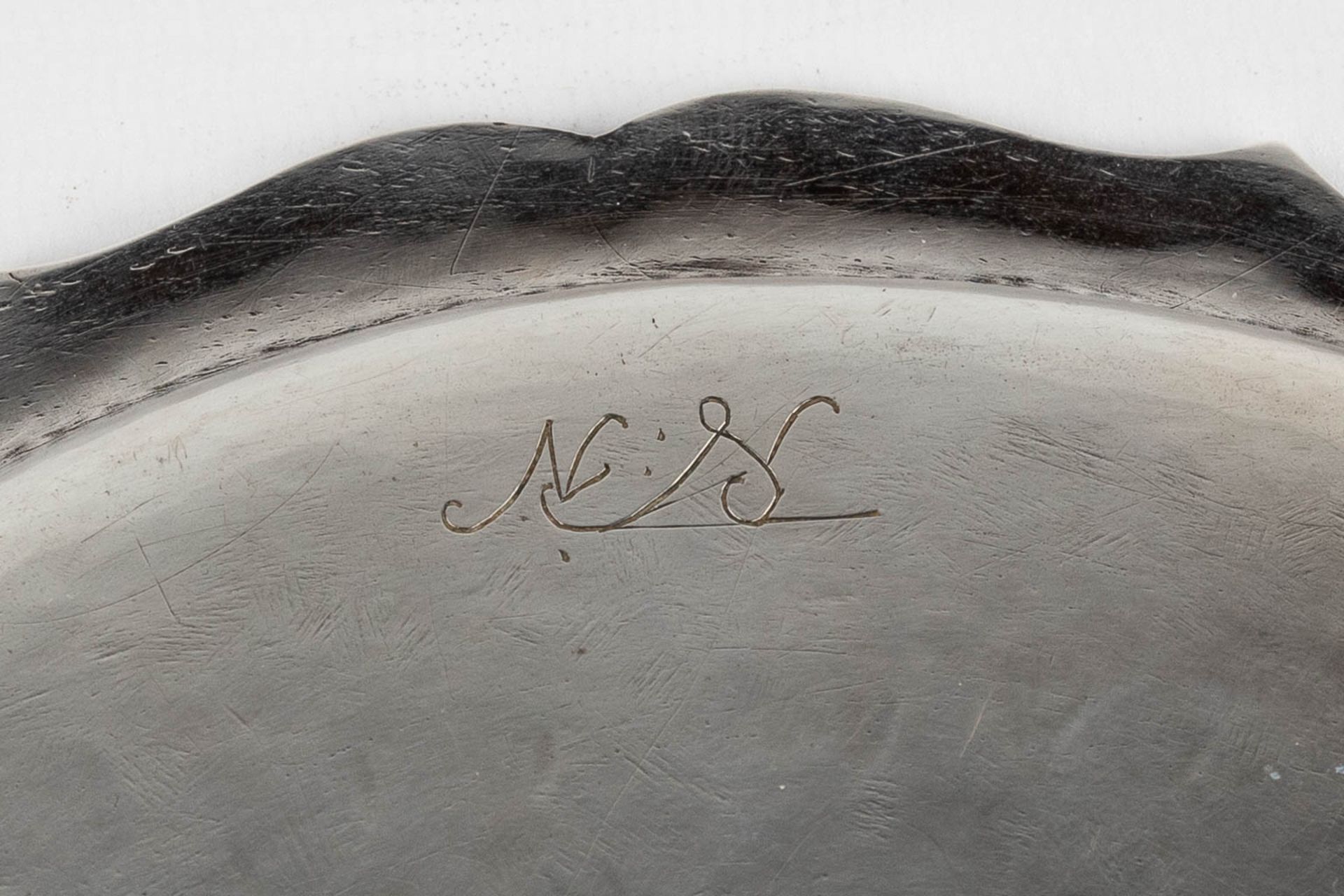 An 'Asiette Volante', silver, probably made in Namur, Belgium. 18th C. 269g. (H:2 x D:20 cm) - Bild 7 aus 8