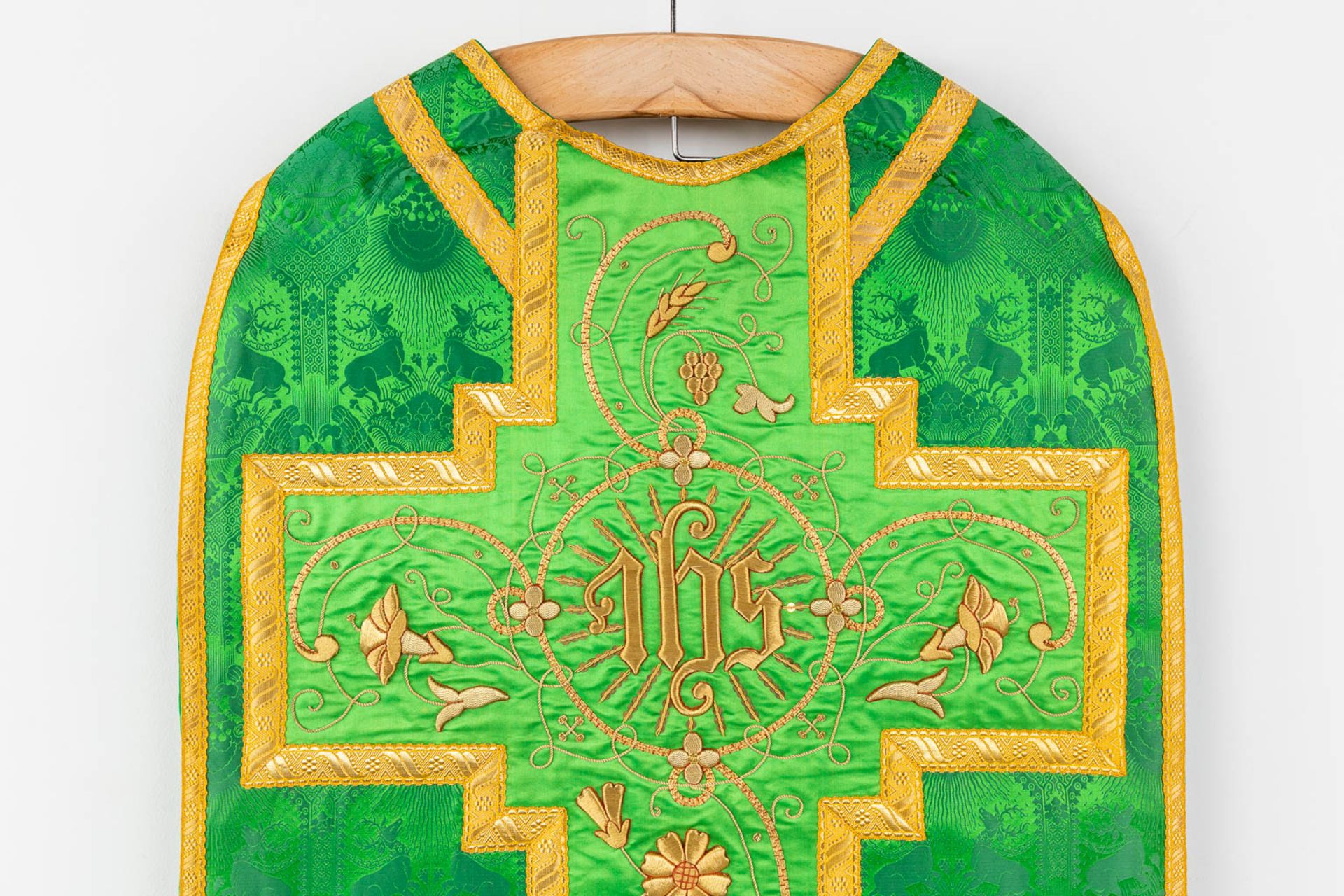 A set of 6 Roman Chasubles, maniple, Stola and Chalice veils - Image 3 of 37