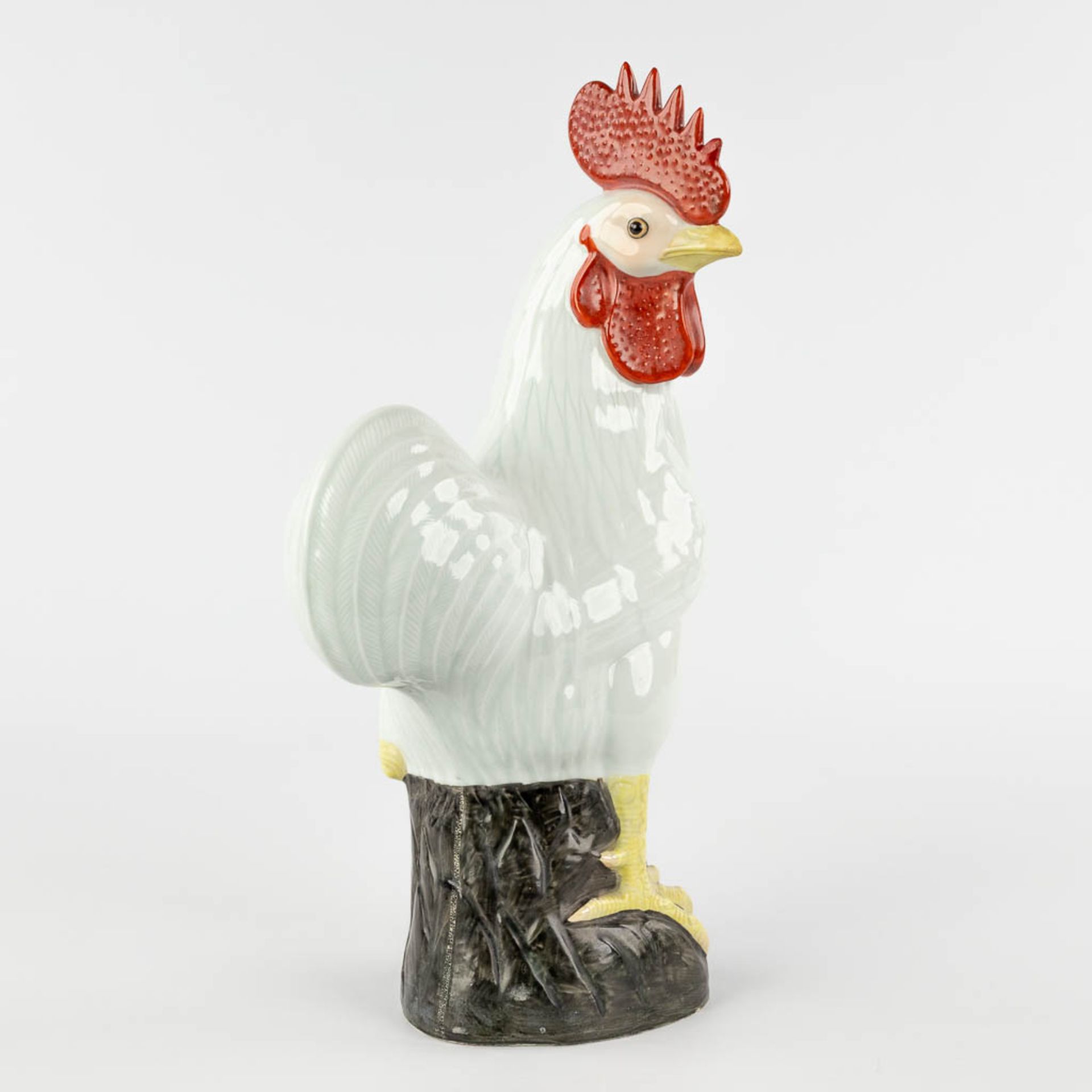 A large Chinese porcelain rooster, Republic Period, 20th C. (L:11,5 x W:19,5 x H:34,5 cm) - Image 9 of 12