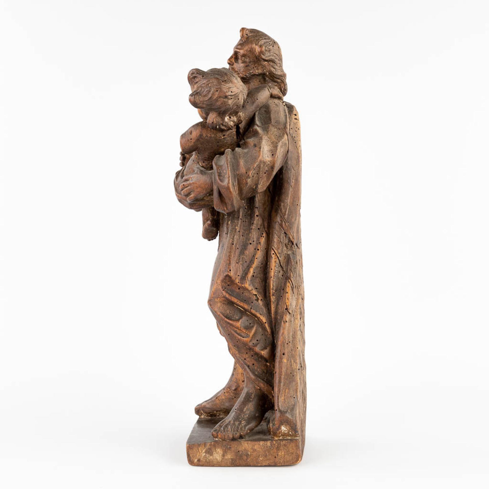 An antique wood-sculpture 'Joseph and baby Jesus', 17th/18th C. (L:14 x W:27 x H:48 cm) - Image 6 of 15