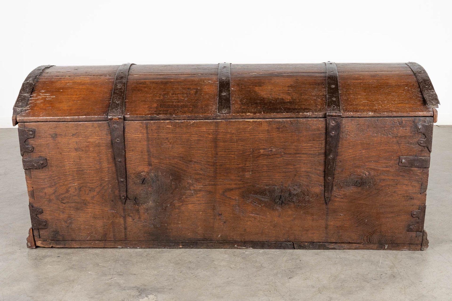An antique chest, oak finished with wrought iron. 18th C. (L:58 x W:135 x H:58 cm) - Bild 6 aus 17