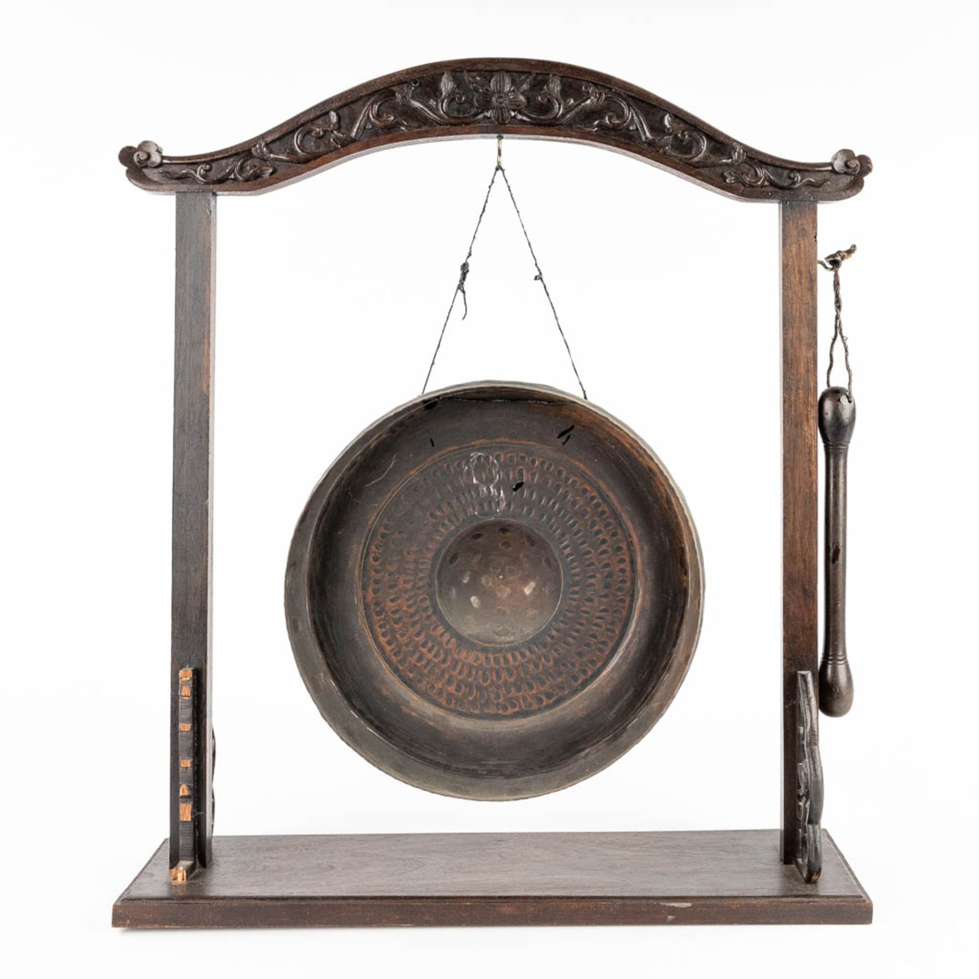 3 bells and a gong, Oriental. 19th/20th C. (L:13 x W:47 x H:55 cm) - Image 7 of 28