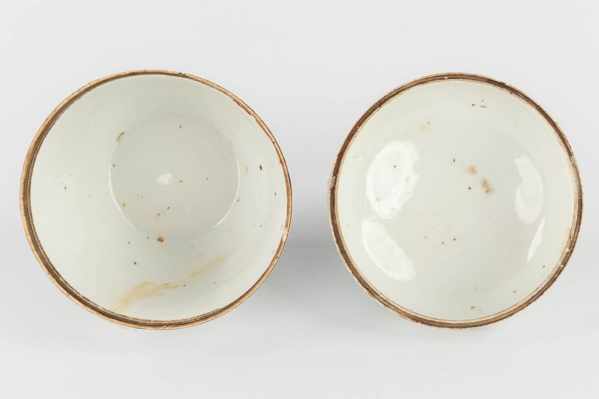 A Chinese bowl and small pot with a lid. Guangxu and Tongzi mark. 19th/20th C. (L:13,5 x W:16,5 x H: - Image 19 of 24