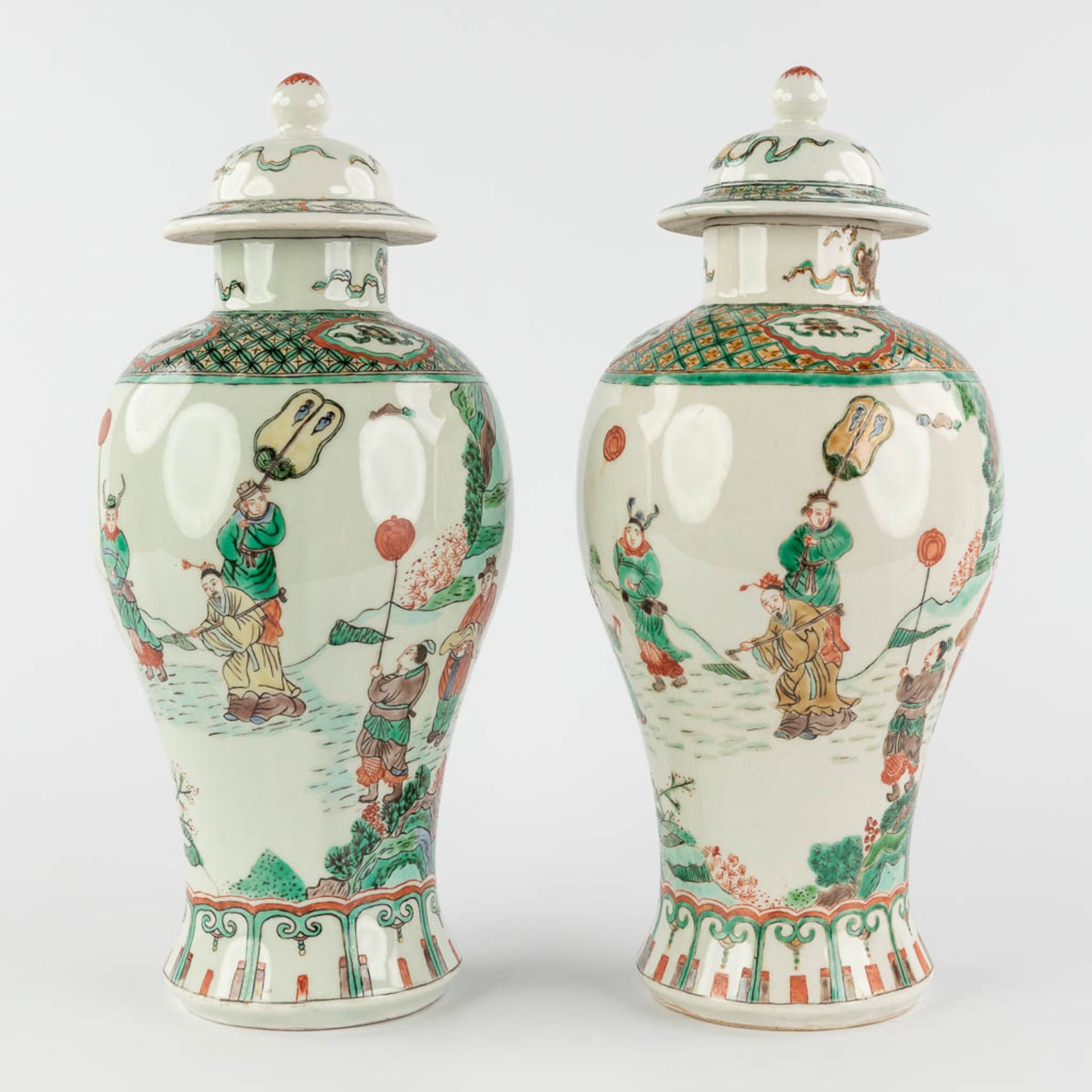 A pair of Chinese Famille Verte with farmers and symbols of happiness. 19th/20th C. (H:29 x D:13 cm) - Image 4 of 14