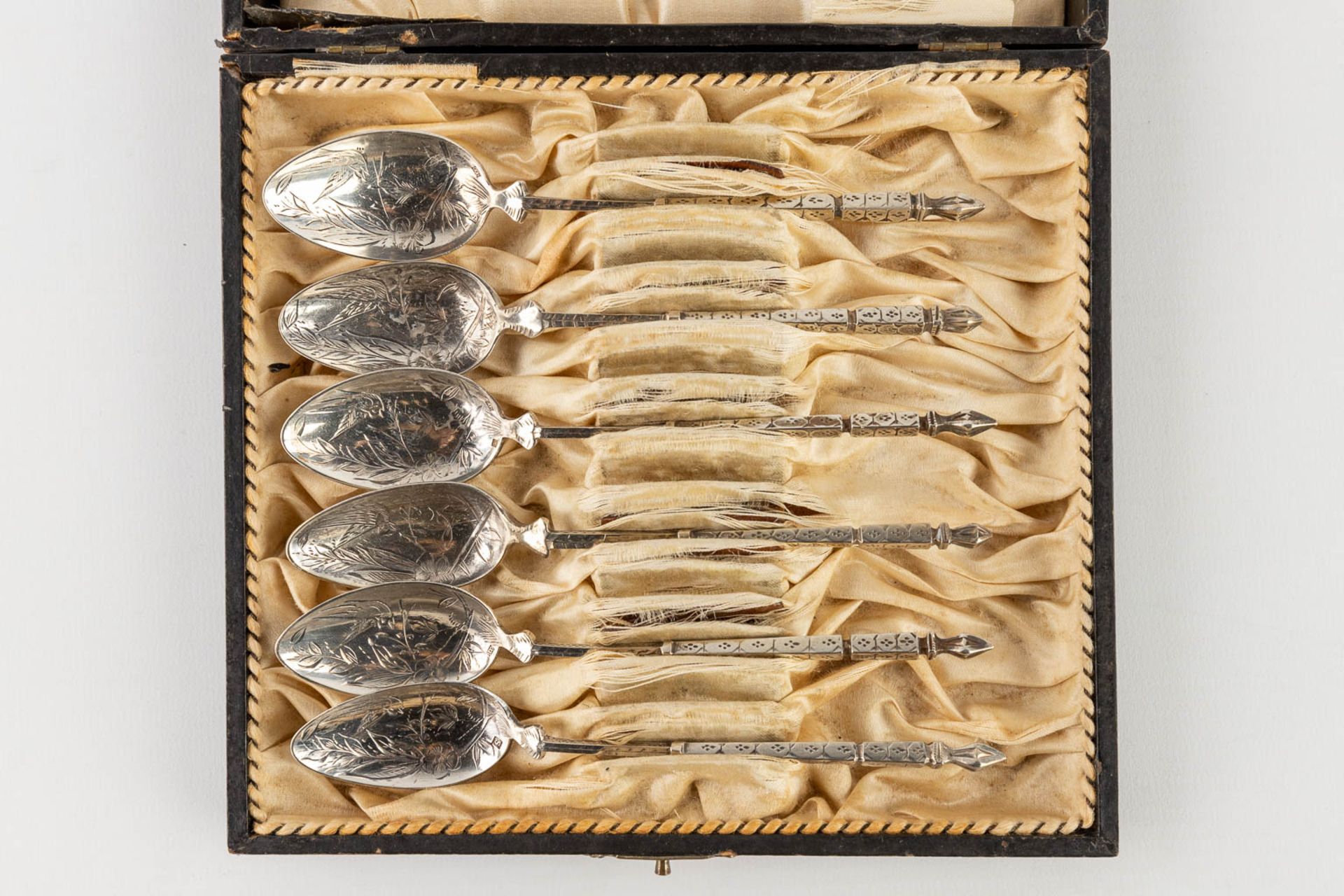 Two Ecrins with silver spoons, added 1 Ecrin with pieces of silver-plated cutlery marked Boulinger. - Bild 14 aus 18