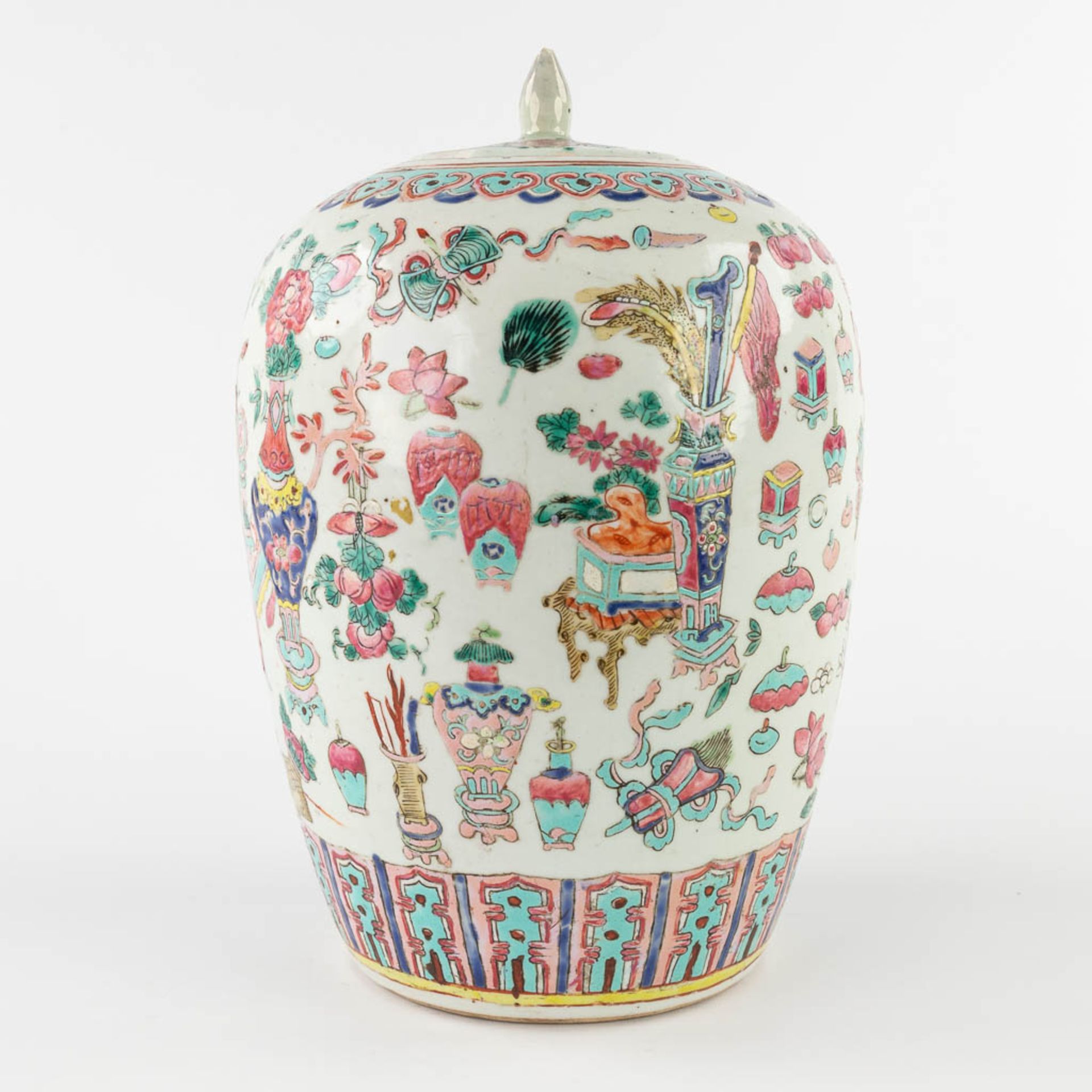 A Chinese Famille Rose ginger jar, decorated with 100 antiquities. 19th/20th C. (H:30 x D:21 cm) - Image 4 of 16