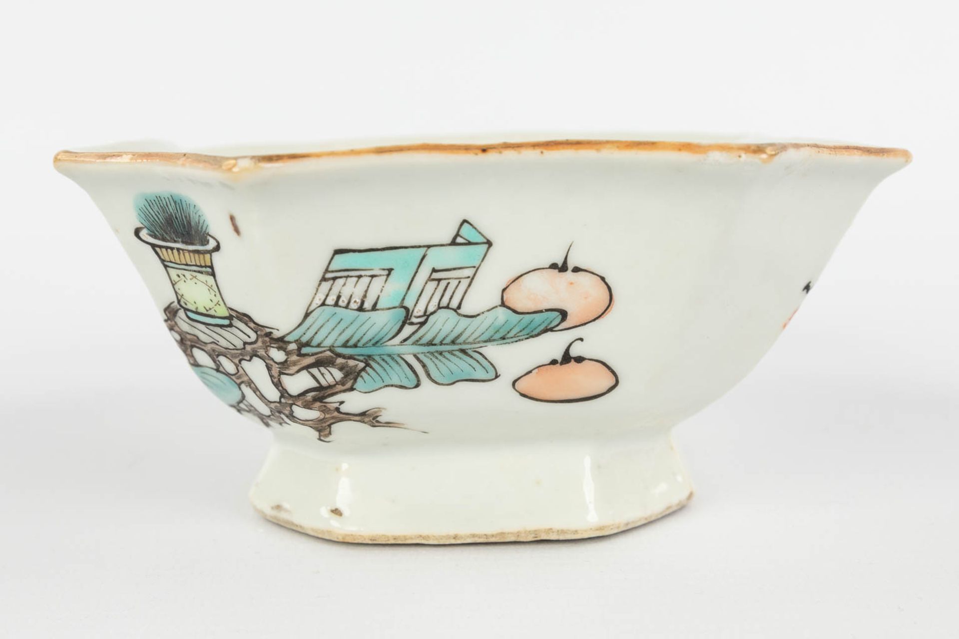 A Chinese bowl and small pot with a lid. Guangxu and Tongzi mark. 19th/20th C. (L:13,5 x W:16,5 x H: - Image 6 of 24