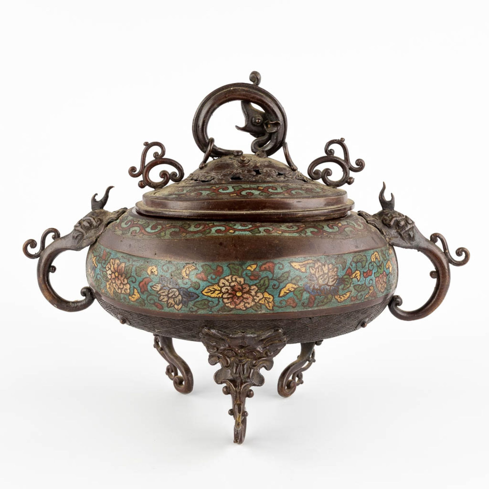 A Japanese incense burner, bronze with champslevé decor. 19th C. (L:19 x W:33 x H:27 cm) - Image 5 of 16