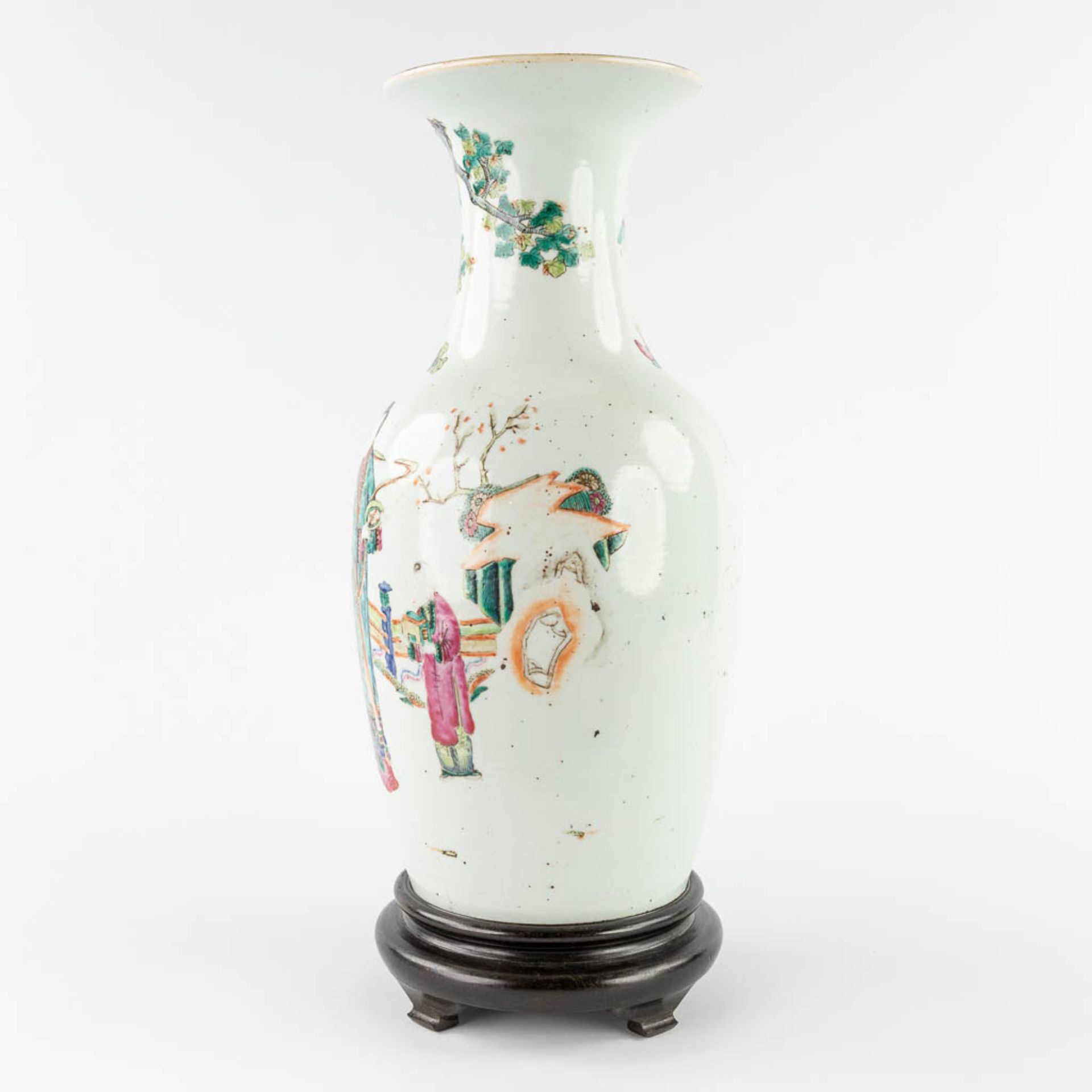 A Chinese vase decorated with ladies and children. 18th/19th C. (H:46 x D:22 cm) - Image 6 of 11