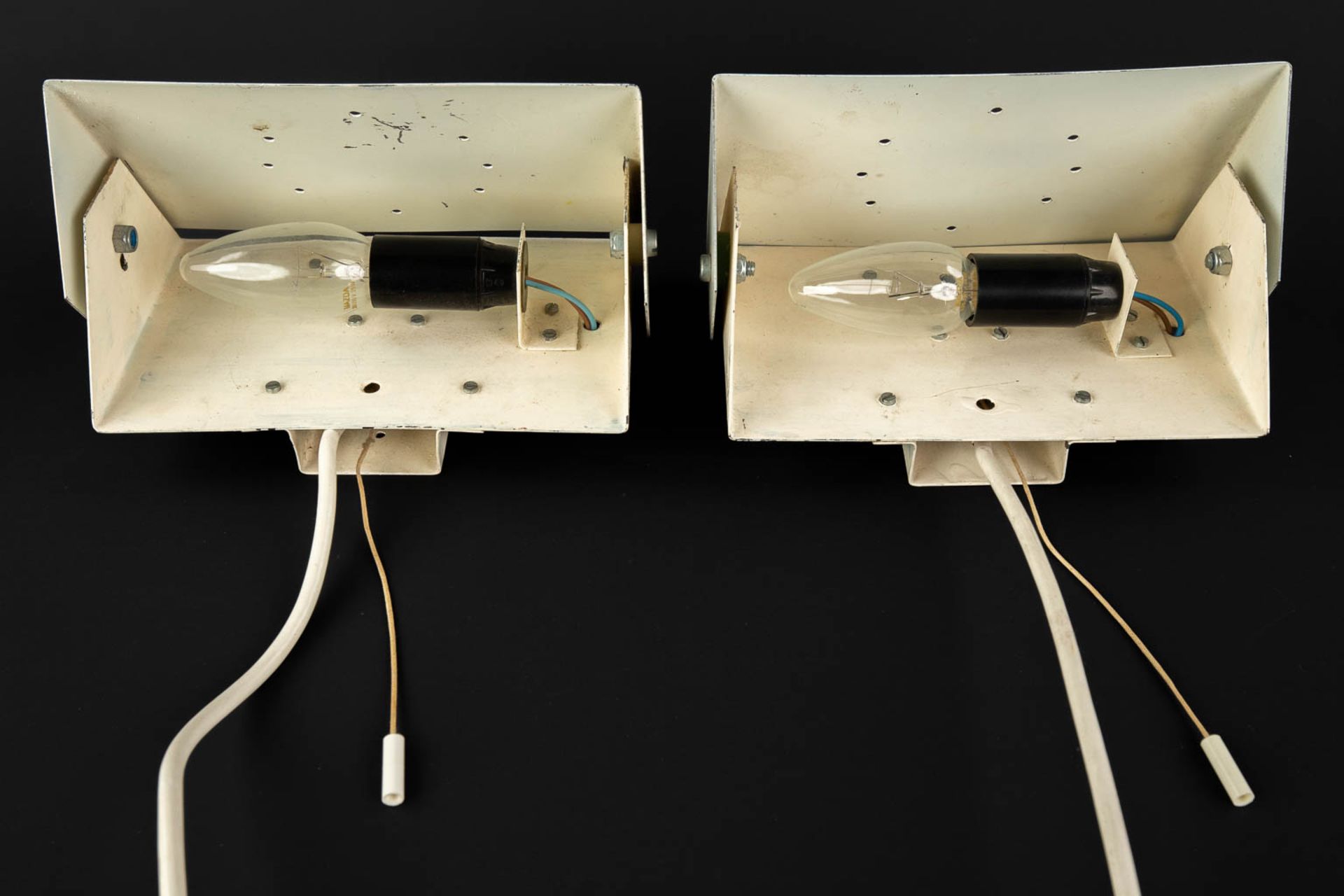 A pair of wall lights, patinated metal in the style of Charlotte Perriand. (L:10 x W:20,5 x H:12 cm) - Bild 3 aus 8