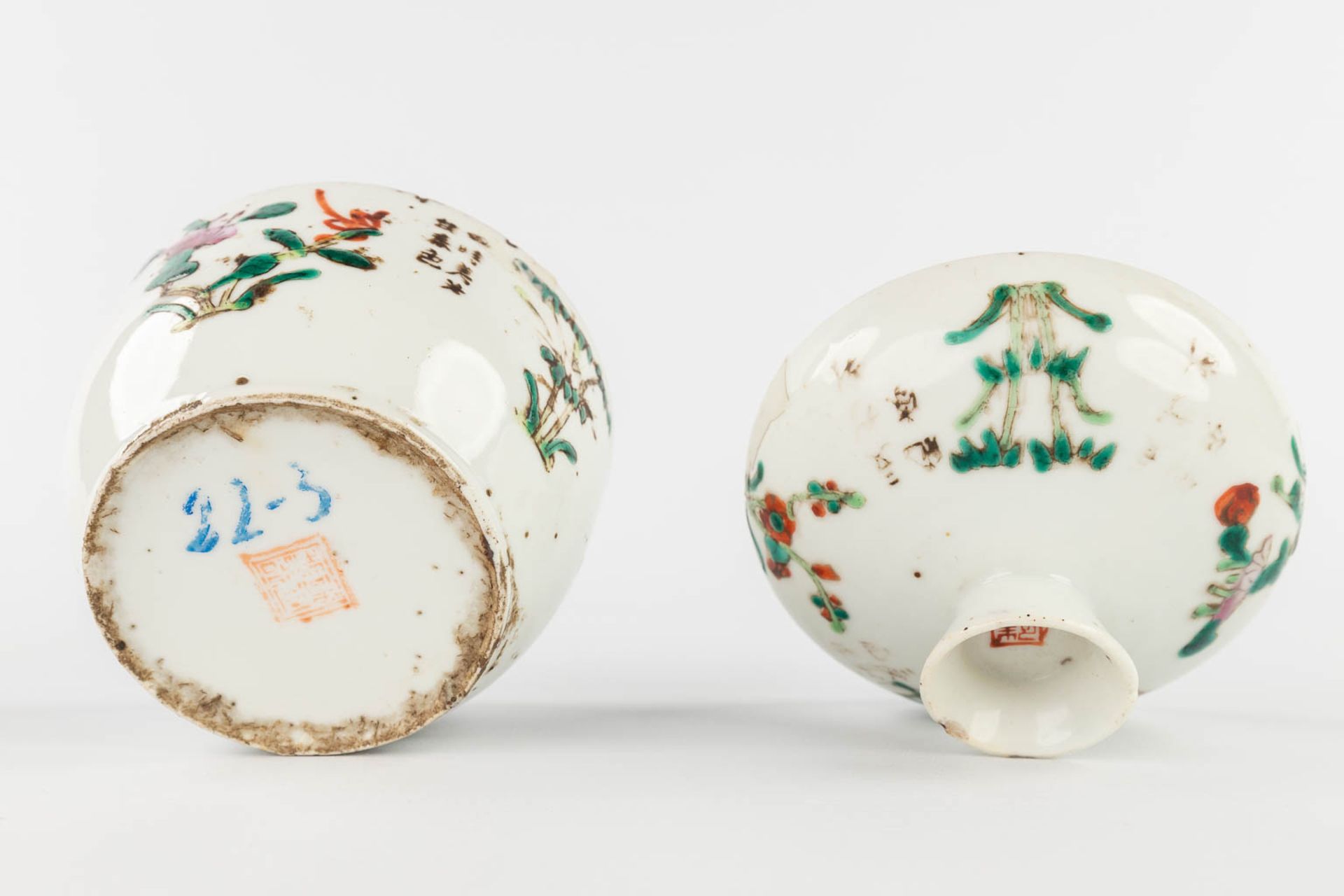 A Chinese bowl and small pot with a lid. Guangxu and Tongzi mark. 19th/20th C. (L:13,5 x W:16,5 x H: - Image 20 of 24