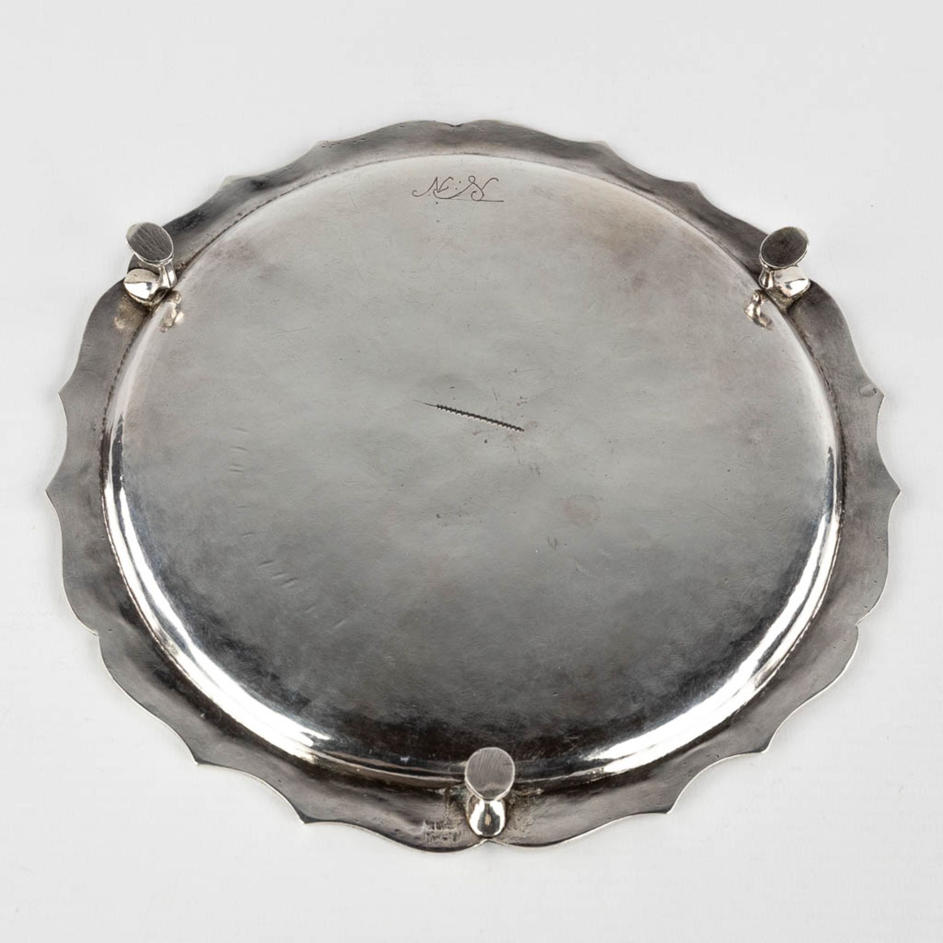 An 'Asiette Volante', silver, probably made in Namur, Belgium. 18th C. 269g. (H:2 x D:20 cm) - Image 5 of 8