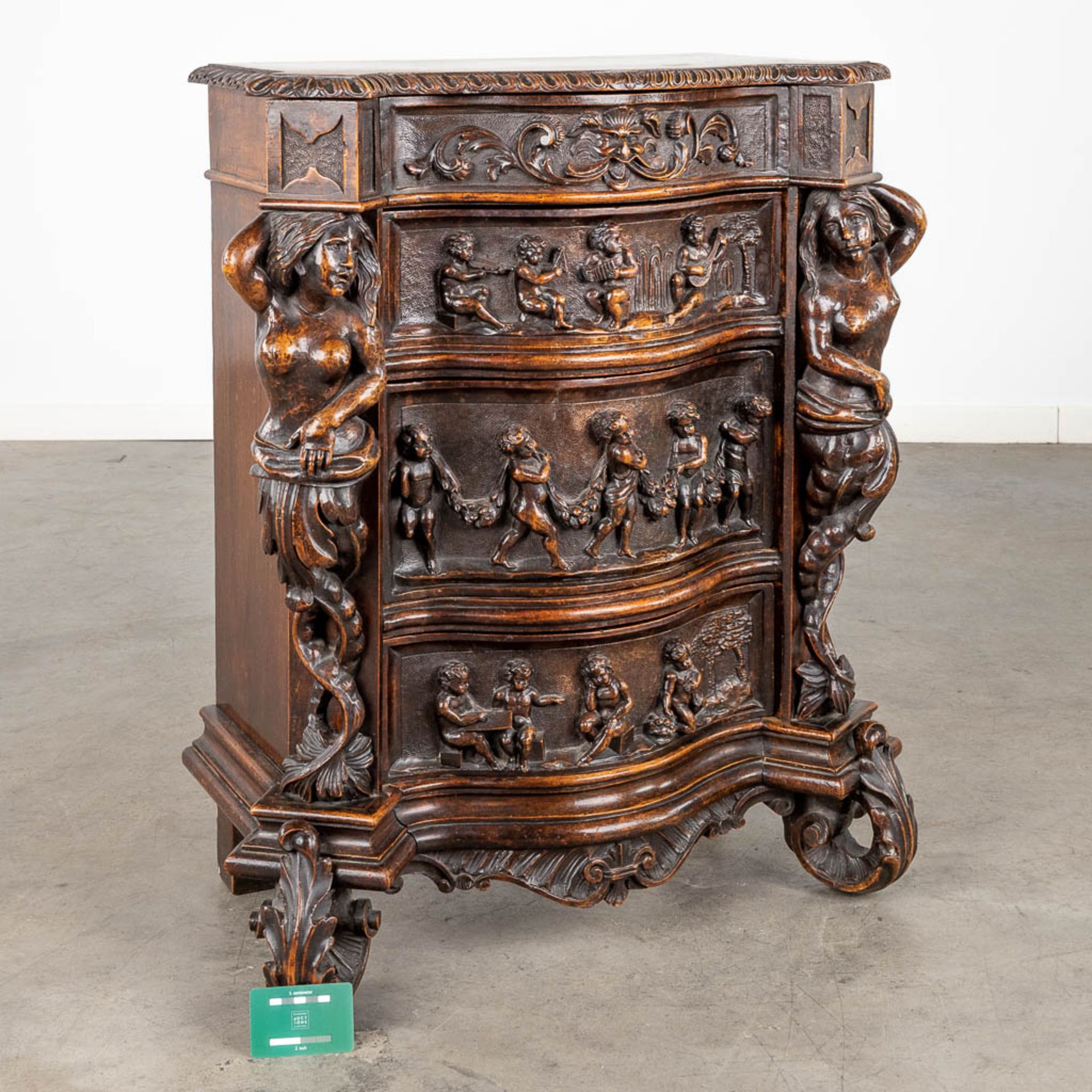 A Rococo-inspired commode, richly sculptured with mythological figurines, putti and ladies. Circa 19 - Bild 2 aus 20