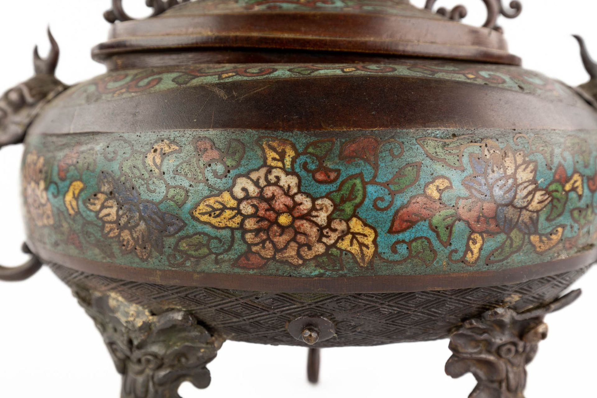 A Japanese incense burner, bronze with champslevé decor. 19th C. (L:19 x W:33 x H:27 cm) - Image 13 of 16