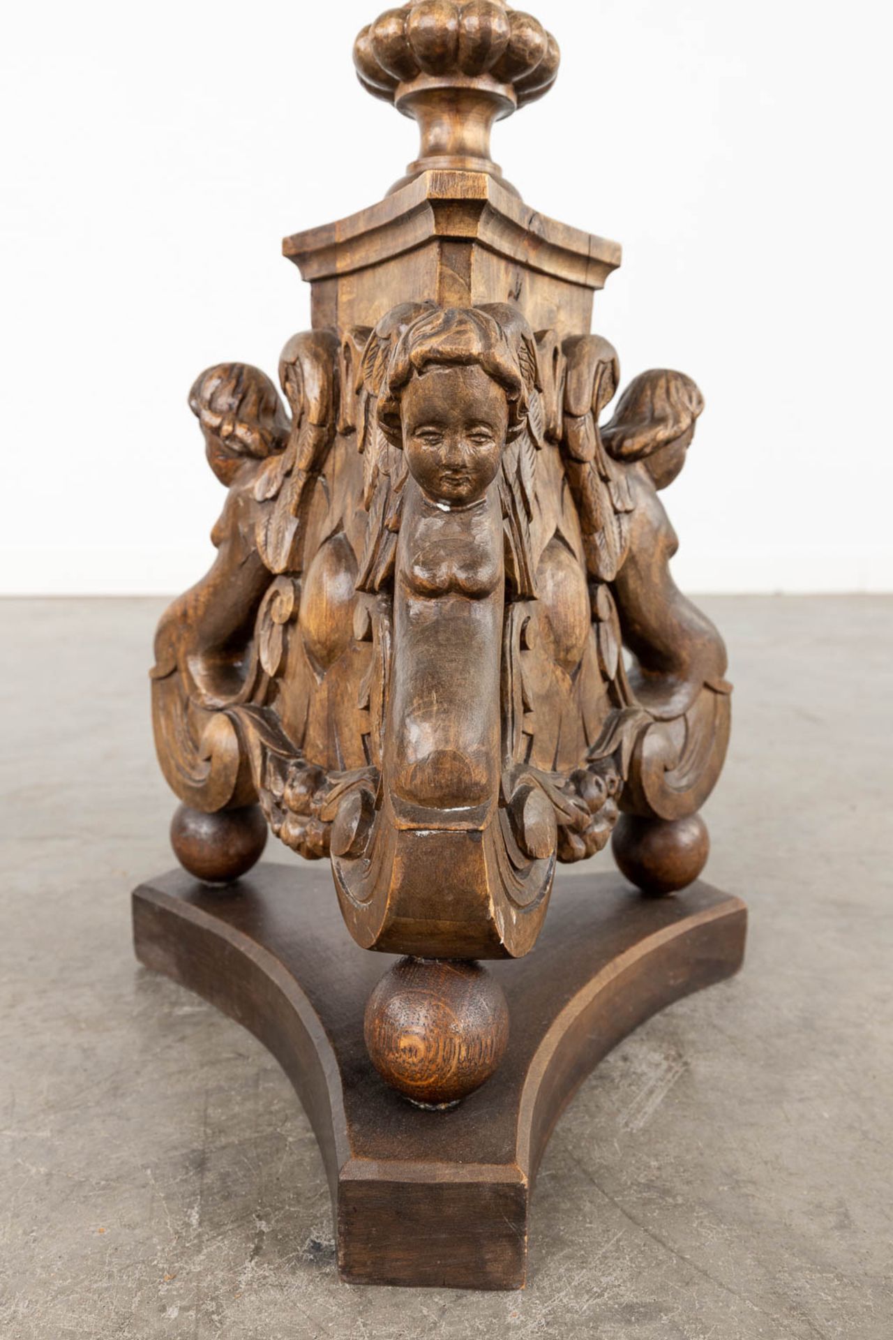 A wood-sculptured lamp base or candle holder, decorated with angels. (H:121 x D:23 cm) - Image 7 of 12