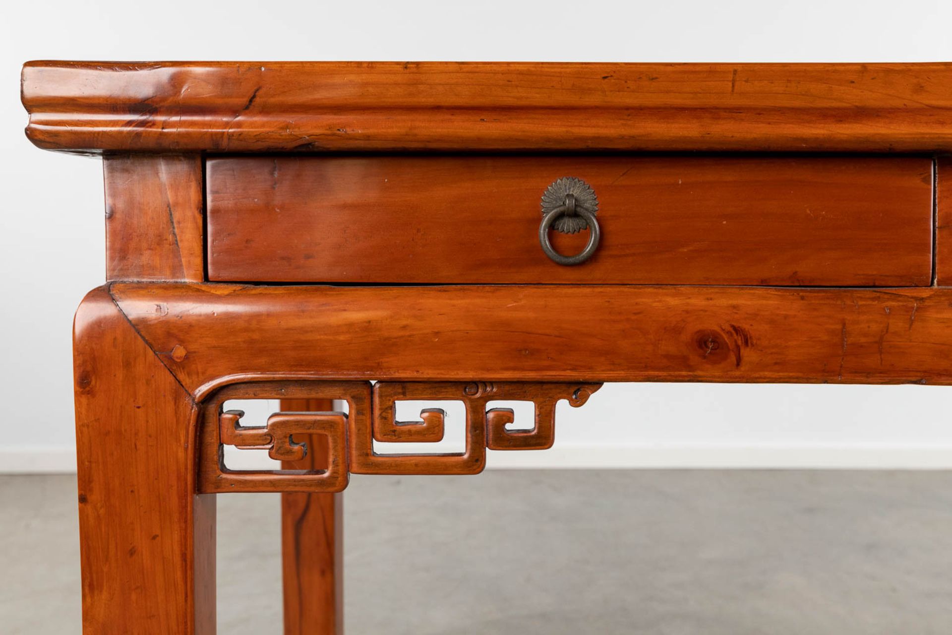 An antique Chinese side table, hardwood. (L:60 x W:130 x H:82 cm) - Bild 8 aus 15