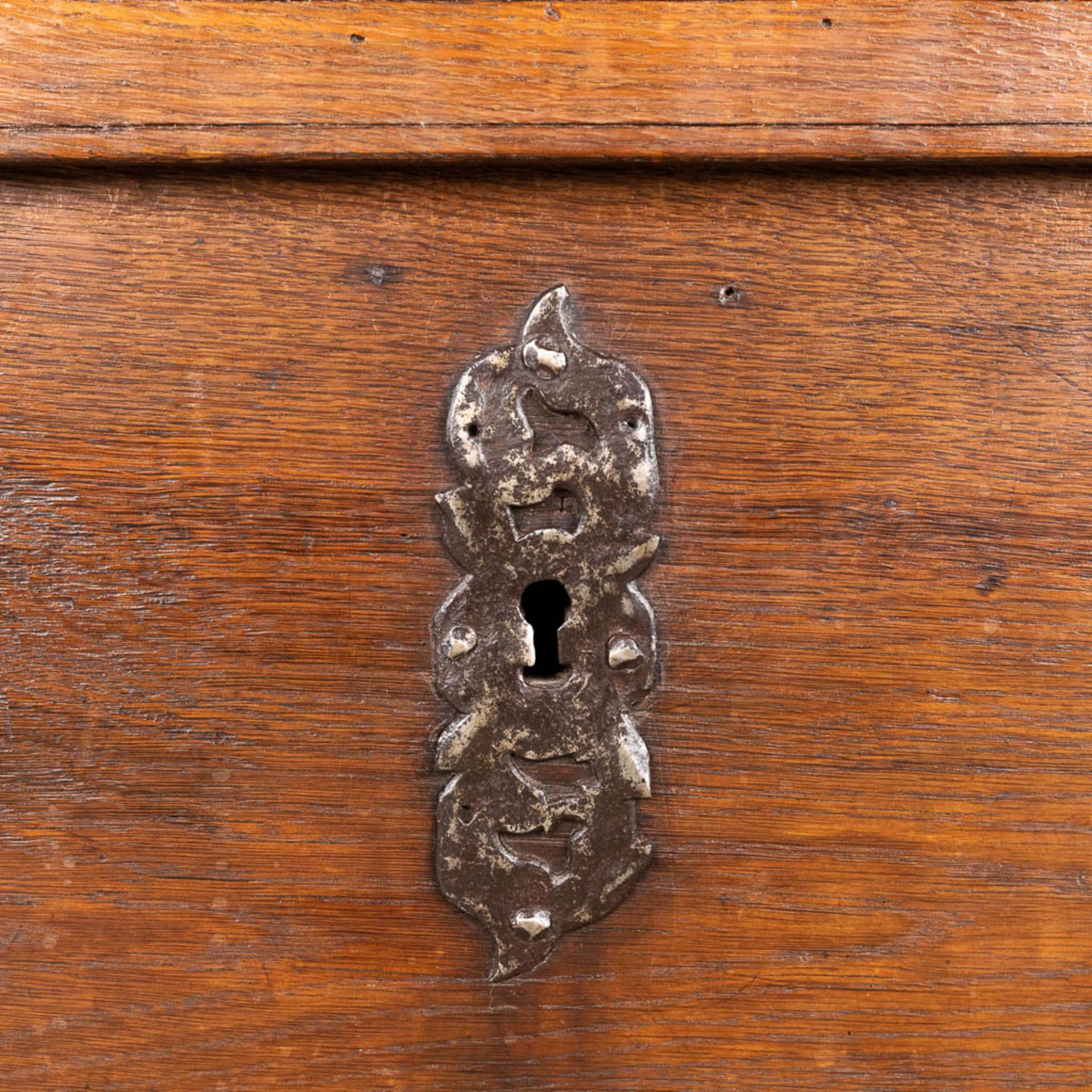 An antique chest, oak finished with wrought iron. 18th C. (L:58 x W:135 x H:58 cm) - Bild 8 aus 17