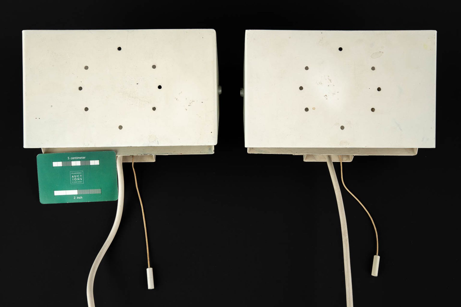 A pair of wall lights, patinated metal in the style of Charlotte Perriand. (L:10 x W:20,5 x H:12 cm) - Bild 2 aus 8