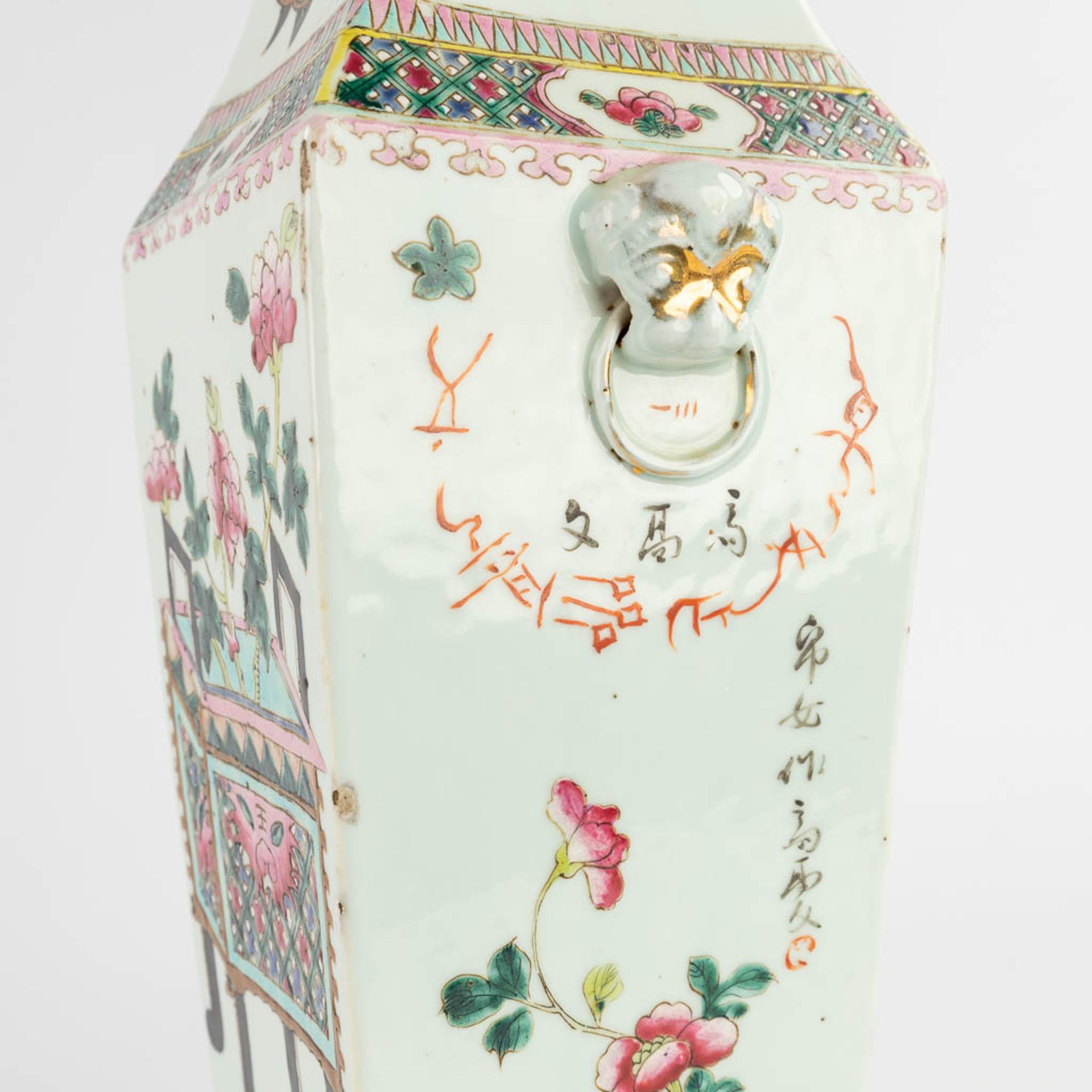 A square Chinese vase Famille Rose, decorated with flower vases. 19th C. (L:17 x W:14,5 x H:42 cm) - Image 11 of 15