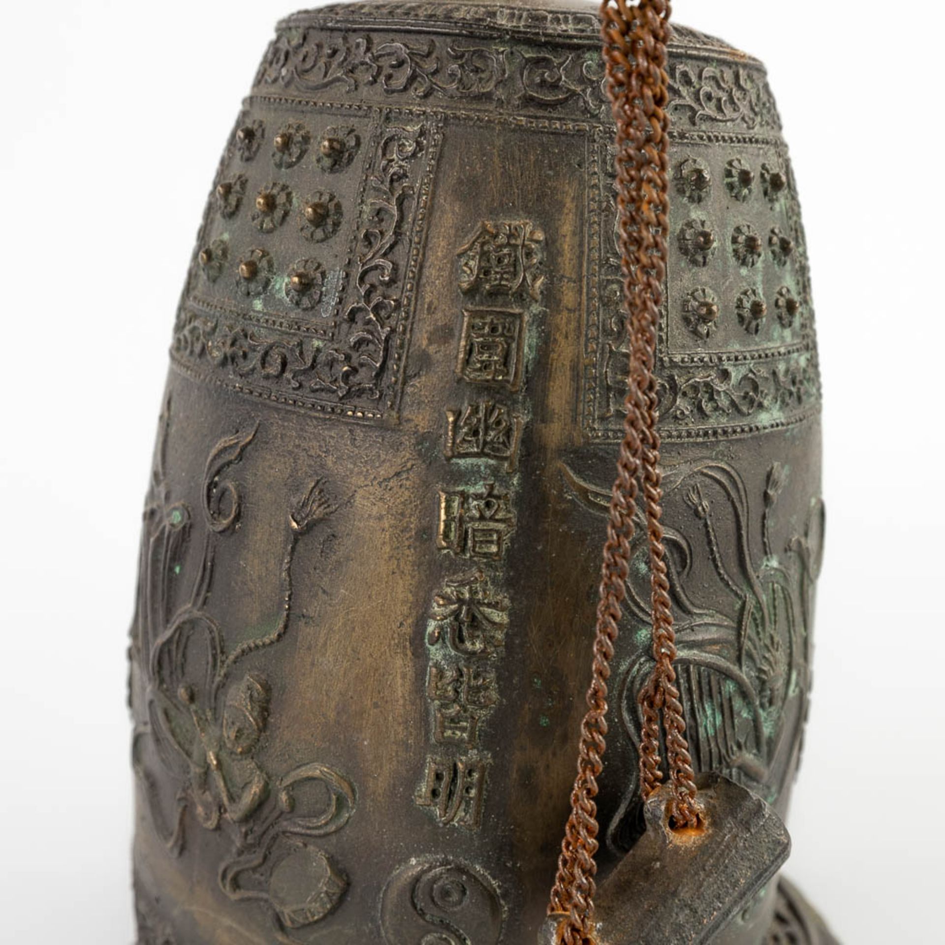 3 bells and a gong, Oriental. 19th/20th C. (L:13 x W:47 x H:55 cm) - Image 16 of 28