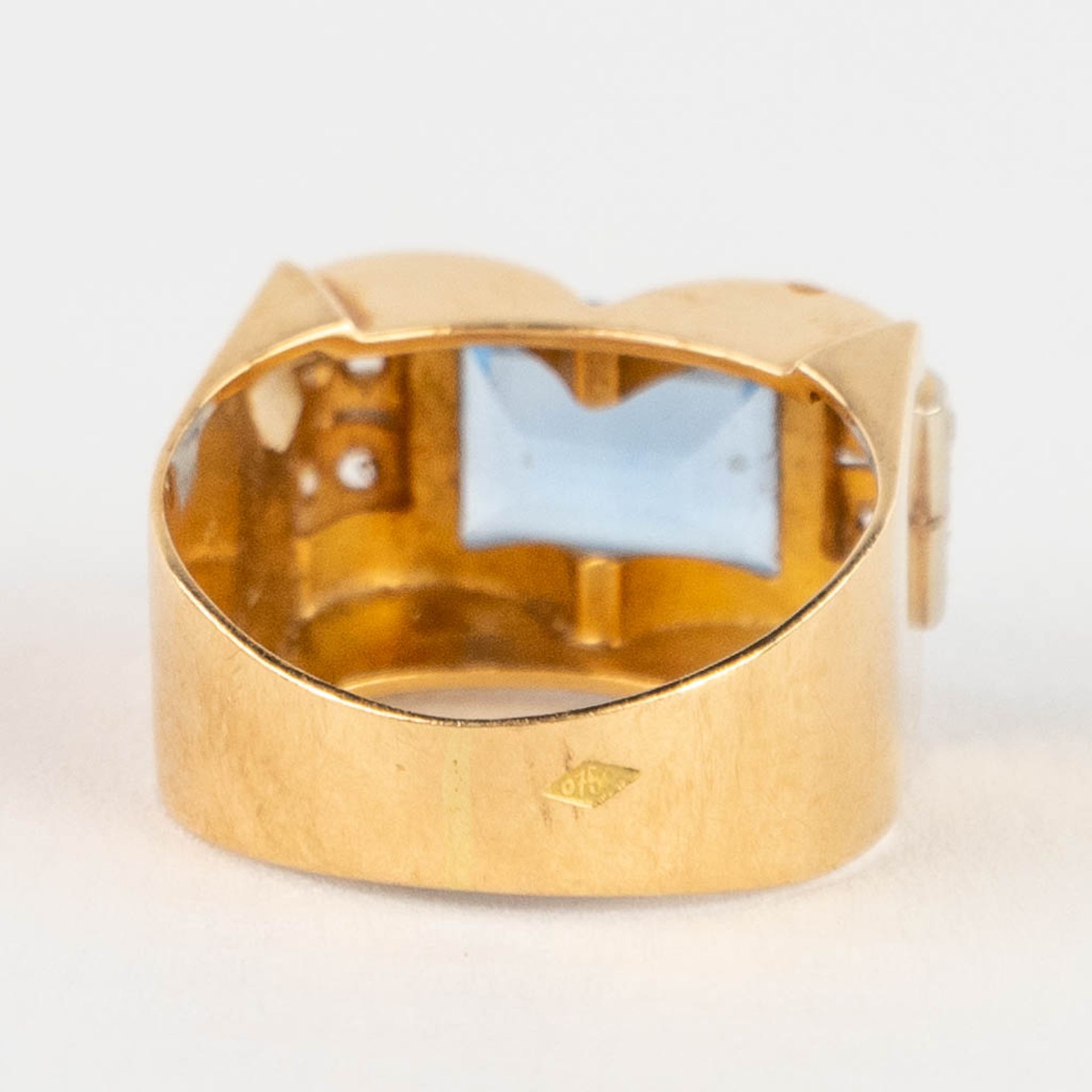 A ring, yellow gold with light blue cut stone/glass. 8,29g. Ring size: 58. 18 karat gold. - Image 6 of 10