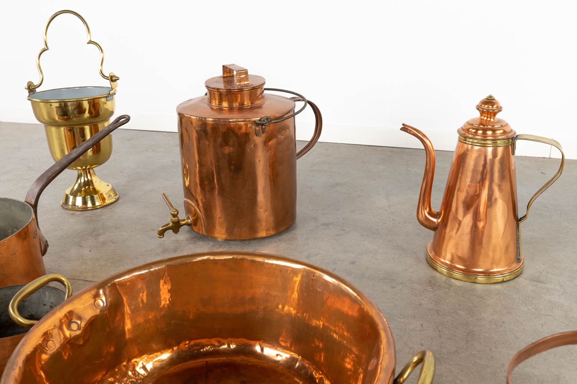 A collection of copper accessories and kitchen utensils. (W:47 x H:40 x D:35 cm) - Image 5 of 11