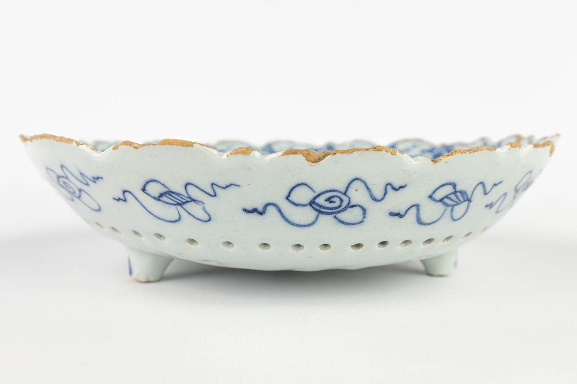 Three pieces of Delfts Faience, two plates with deer and a strainer. 18th C. (D:23 cm) - Image 5 of 18