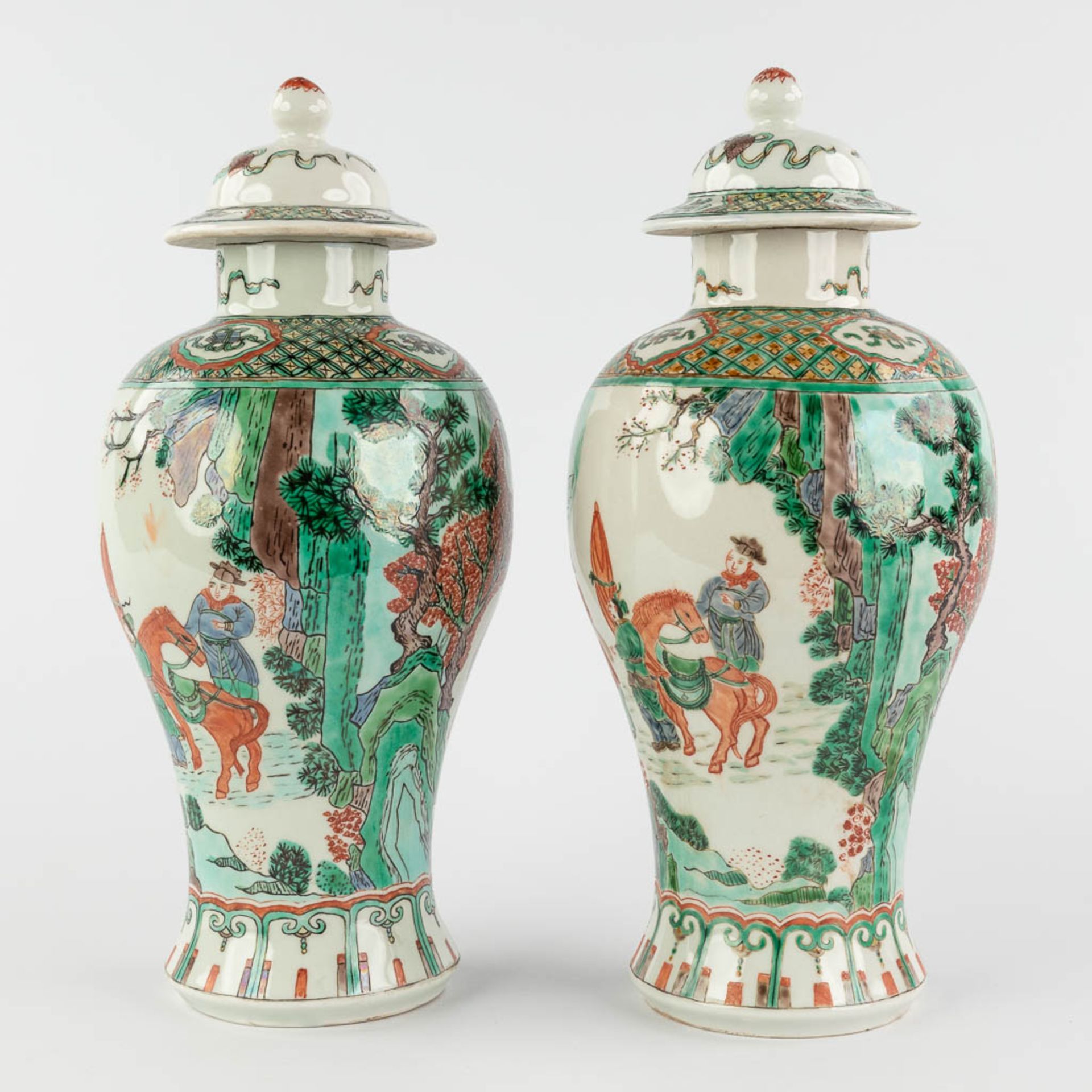 A pair of Chinese Famille Verte with farmers and symbols of happiness. 19th/20th C. (H:29 x D:13 cm) - Image 7 of 14