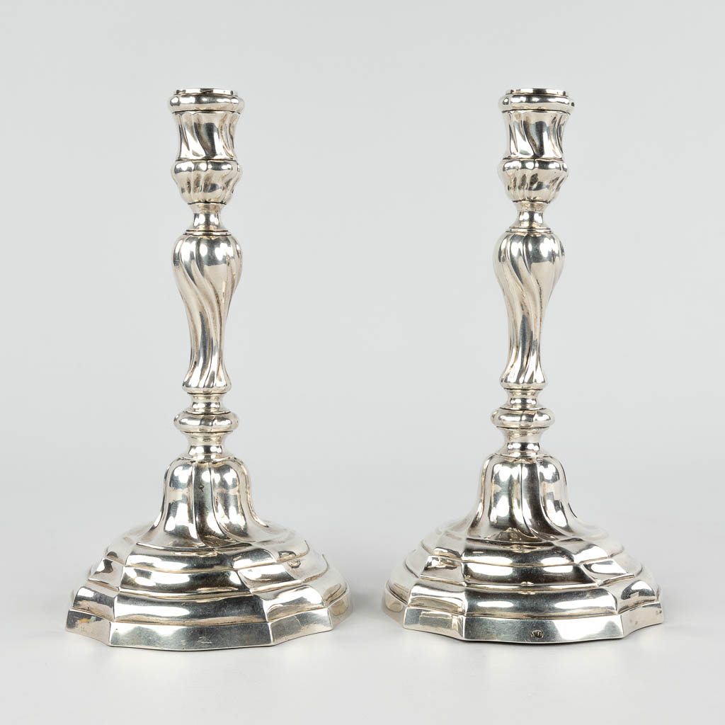 A pair of silver candlesticks / Candle holders, Carolus Benninck, Bruges, 18th C. 582g. (H:23 x D:13 - Image 4 of 11