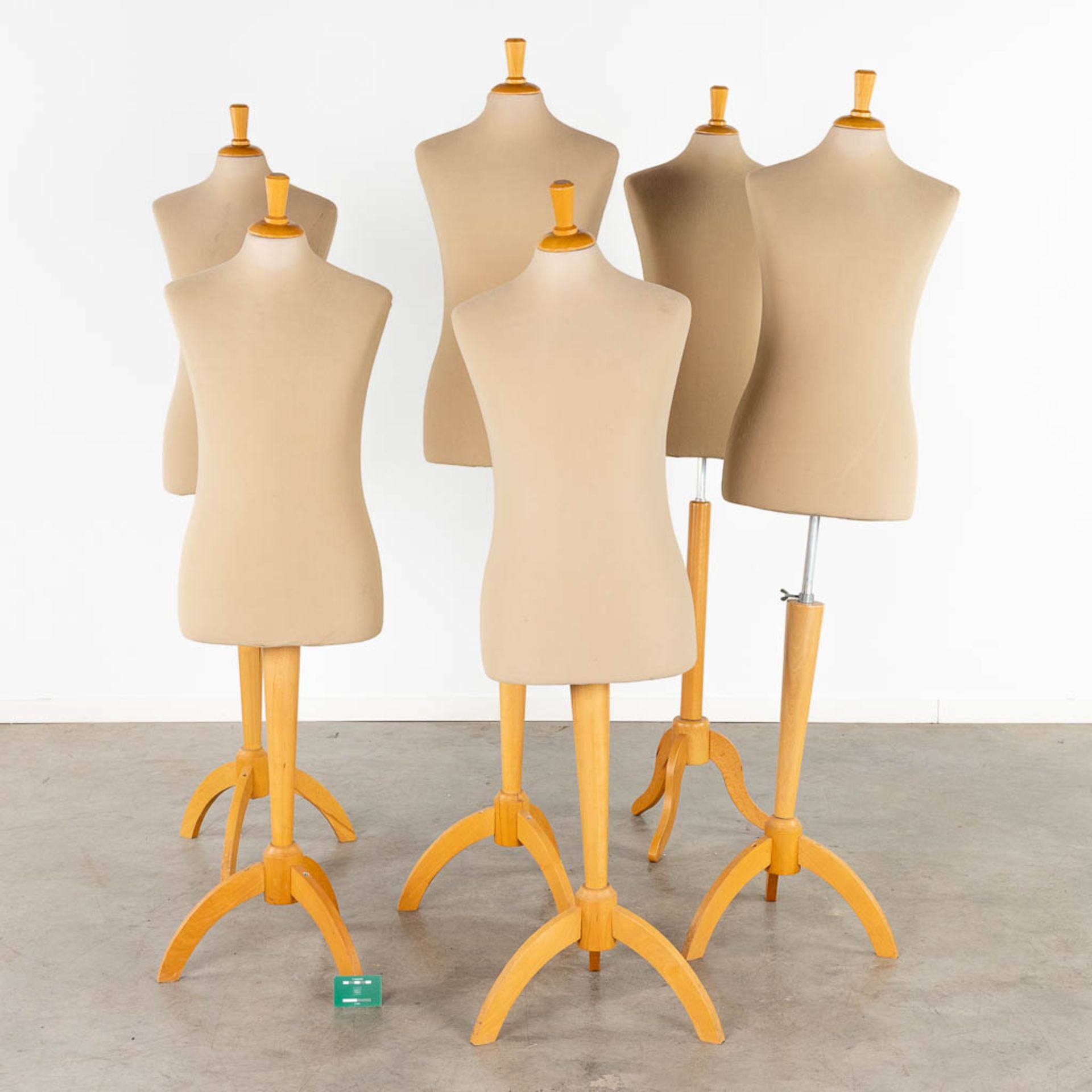 A set of 6 similar mannequins / fitting dolls. (L:24 x W:40 x H:170 cm) - Image 2 of 5