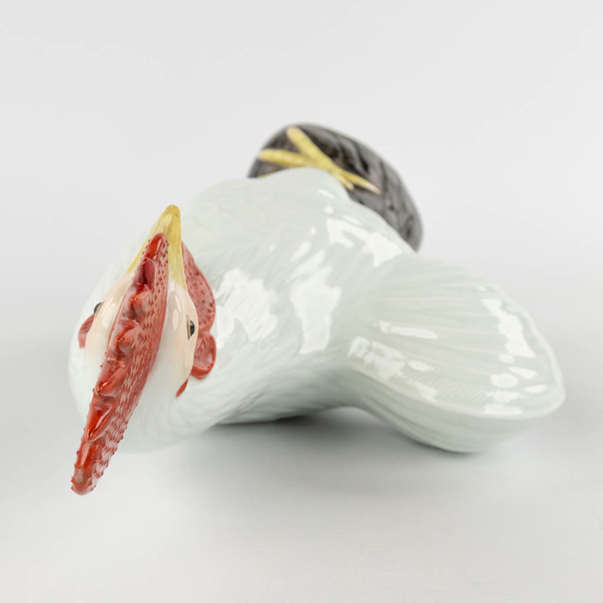 A large Chinese porcelain rooster, Republic Period, 20th C. (L:11,5 x W:19,5 x H:34,5 cm) - Image 6 of 12