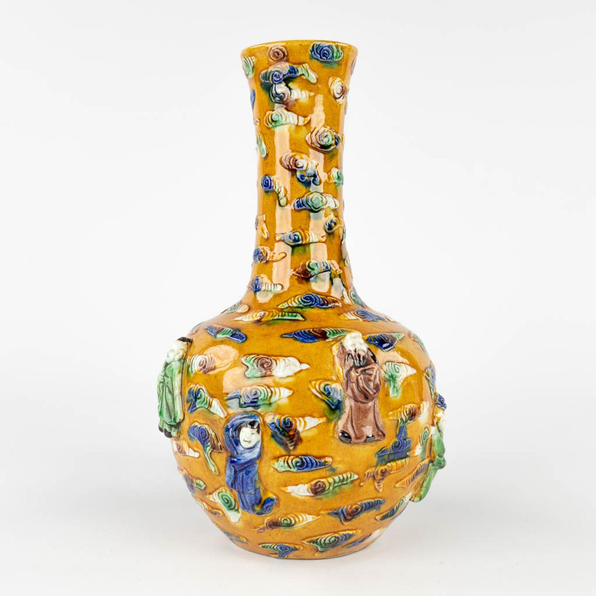 A Chinese vase decorated with the 8 immortals, Famille Verte, Qing Dynasty. 18th/19th C. (H:26 x D:1 - Image 7 of 15